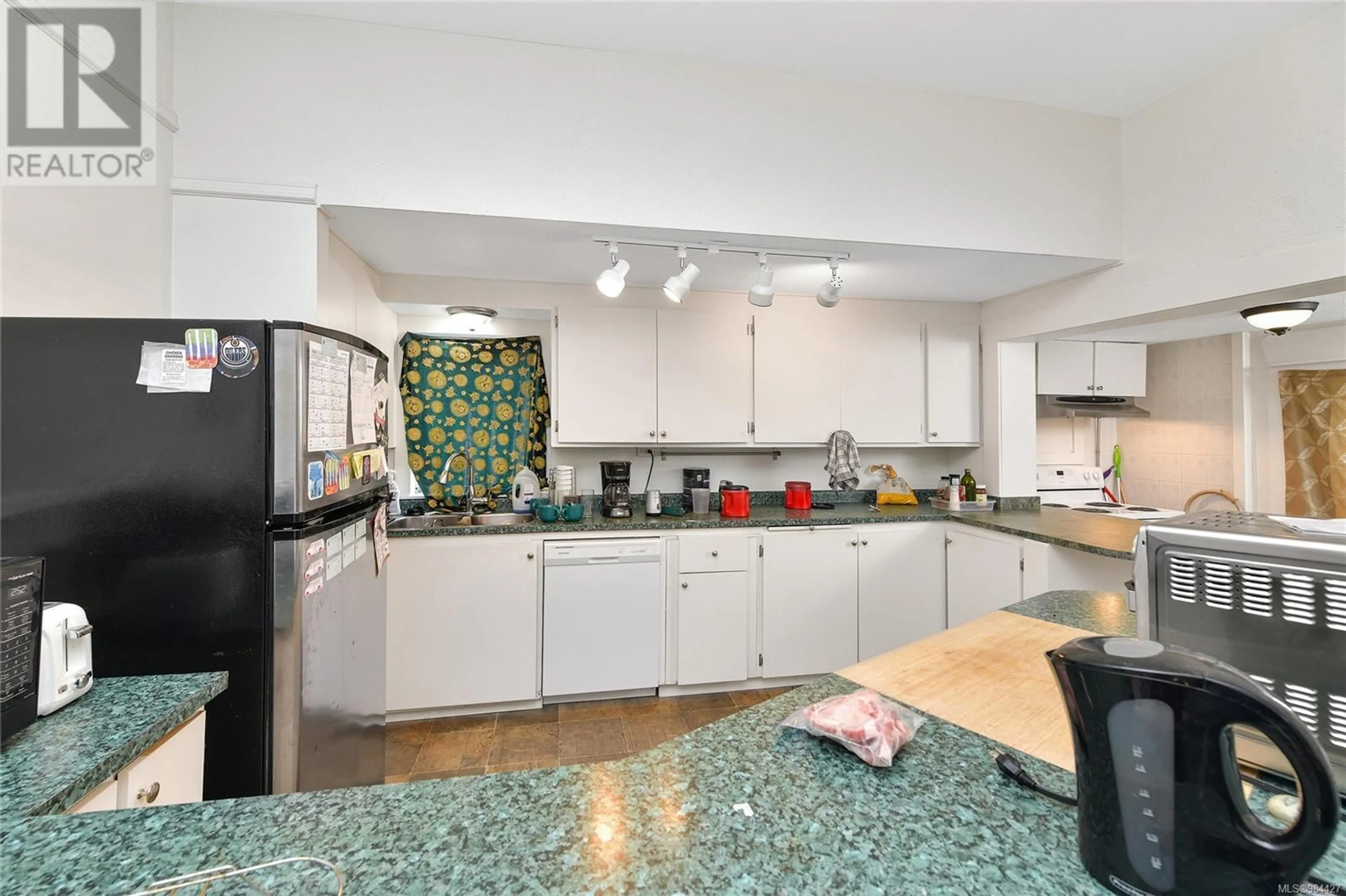 Standard kitchen, ceramic/tile floor for 1729 Foul Bay Rd, Oak Bay British Columbia V8R5A5