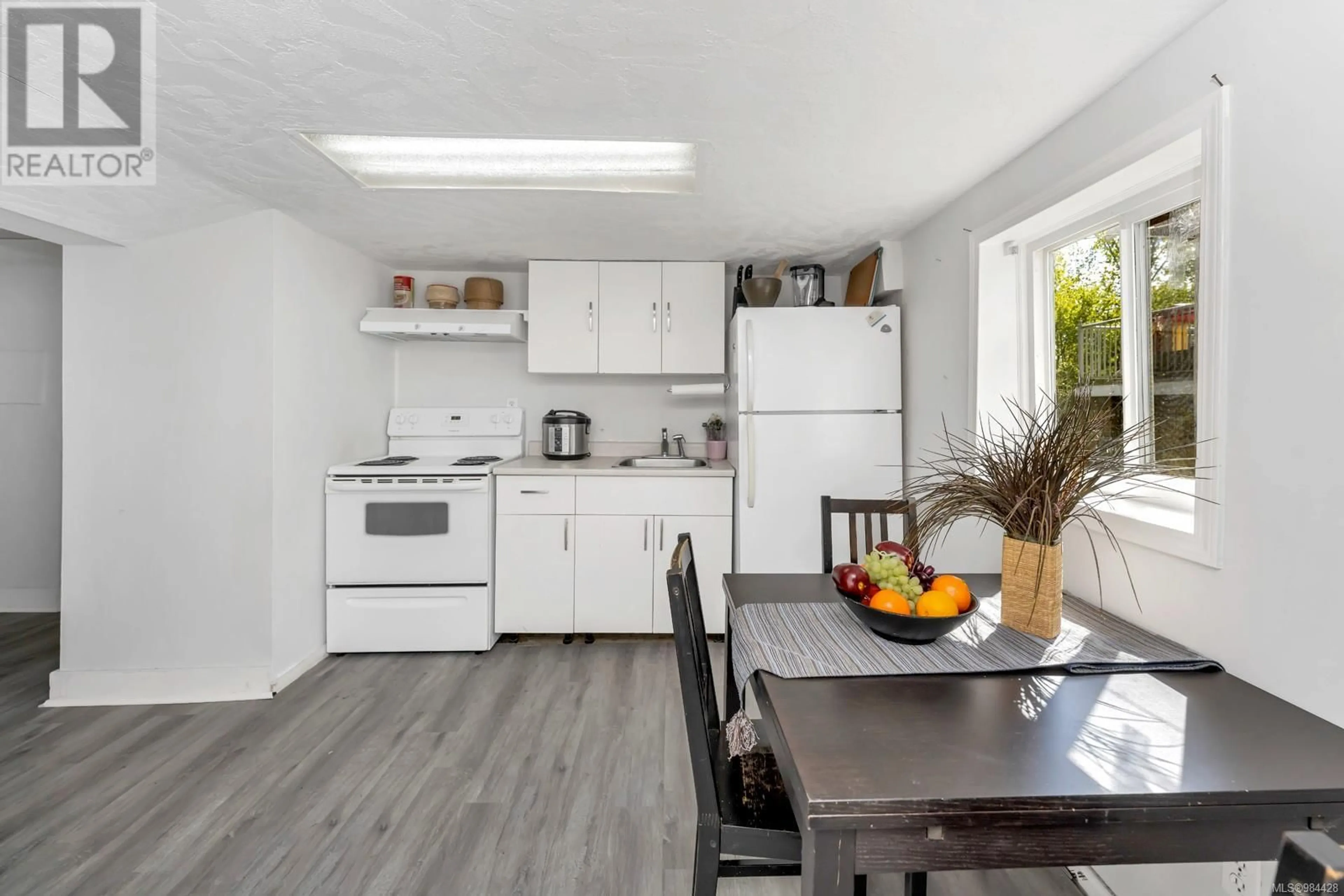 Standard kitchen, wood/laminate floor for 415 Boleskine Rd, Saanich British Columbia V8Z1E5