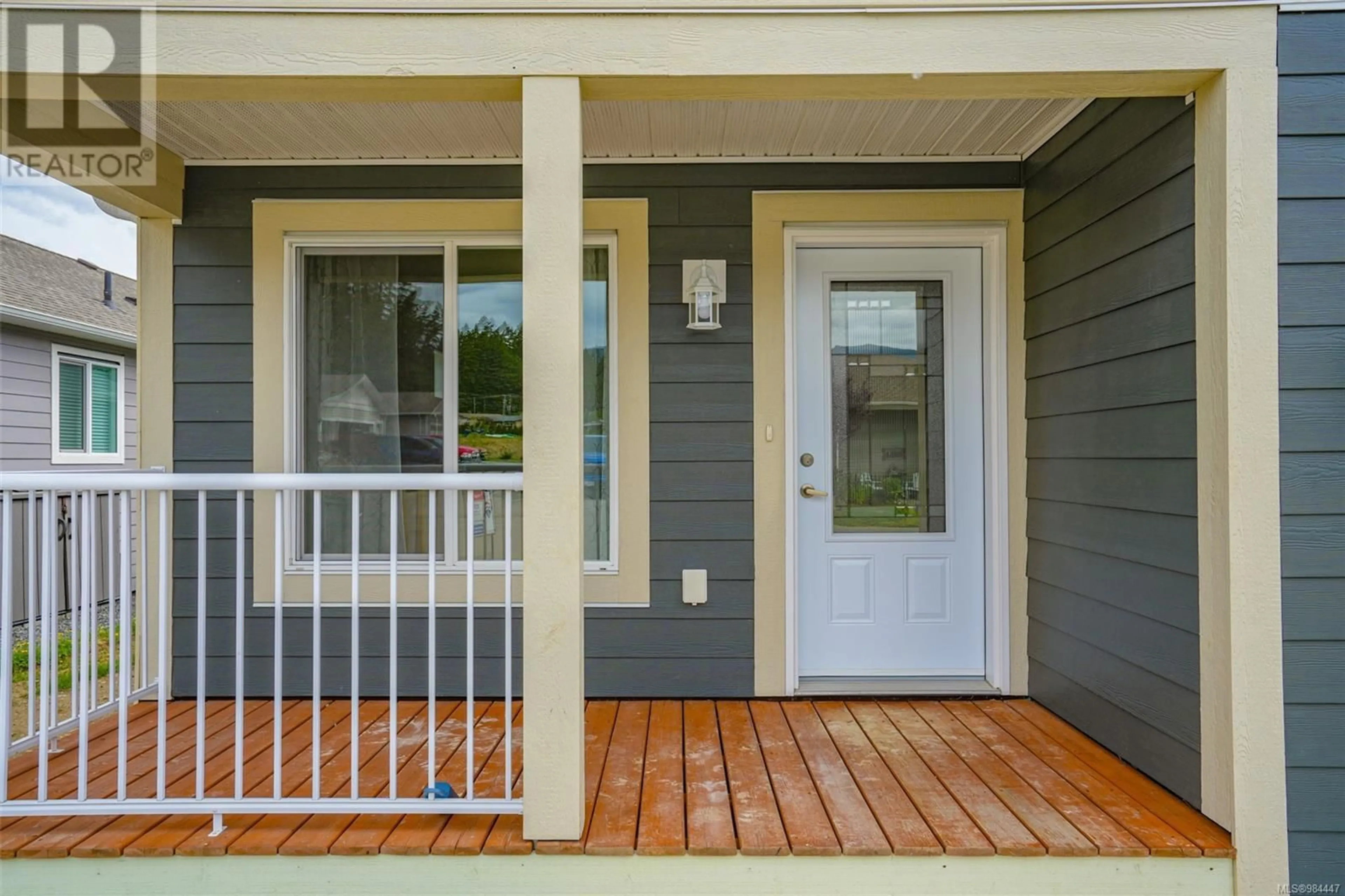 Indoor entryway for 102 5700 Pierce Rd, Port Alberni British Columbia V9Y0A3