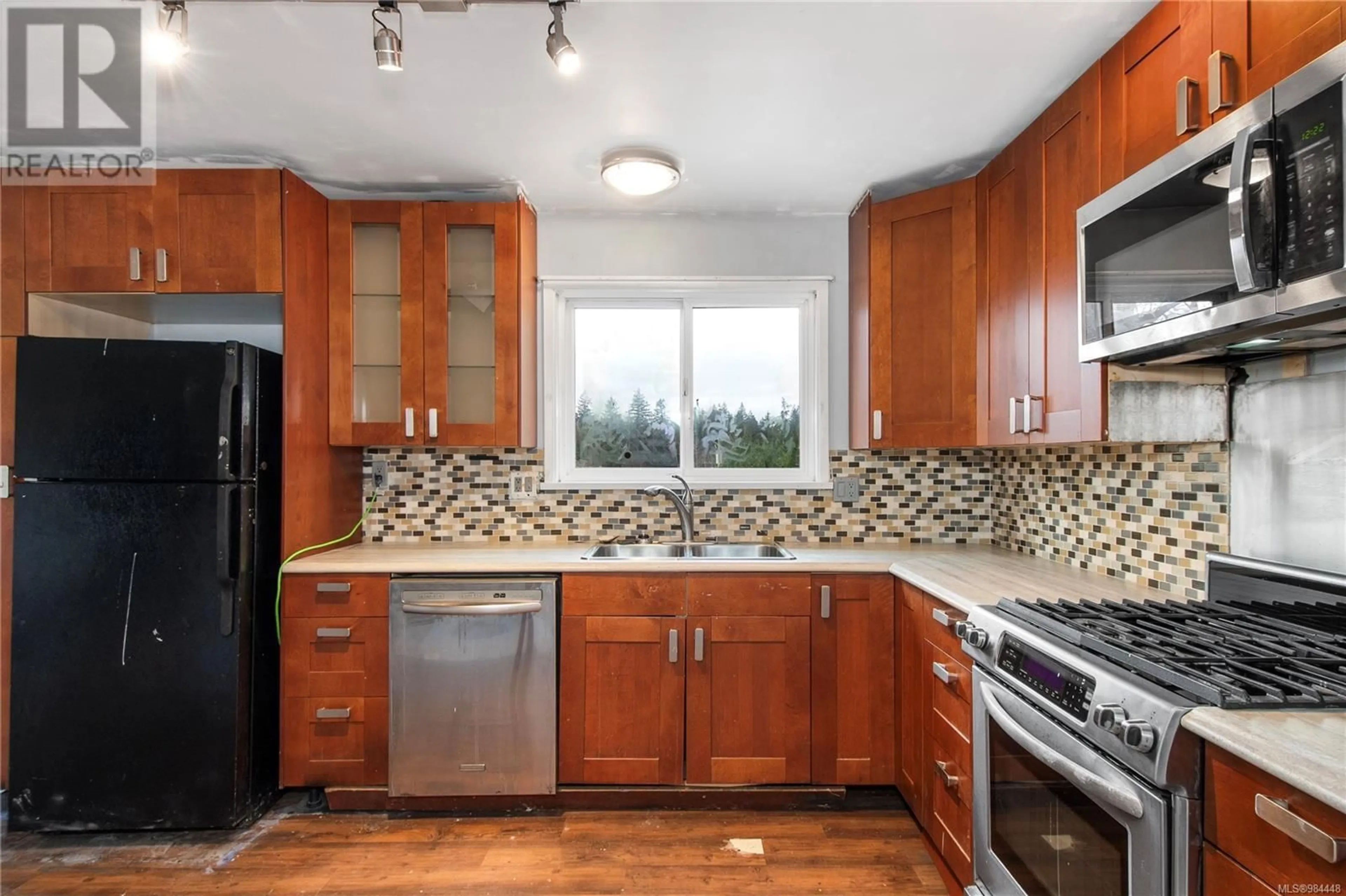 Standard kitchen, ceramic/tile floor for 140 Taylor Way, Campbell River British Columbia V9W3A8