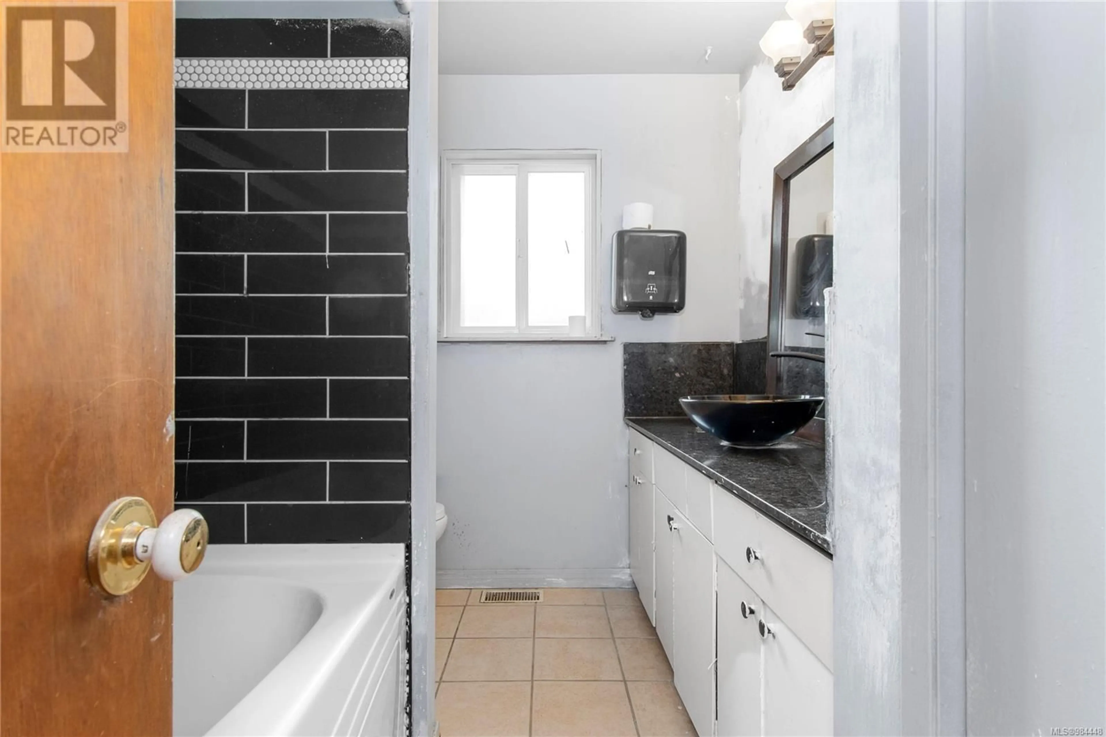 Standard bathroom, ceramic/tile floor for 140 Taylor Way, Campbell River British Columbia V9W3A8