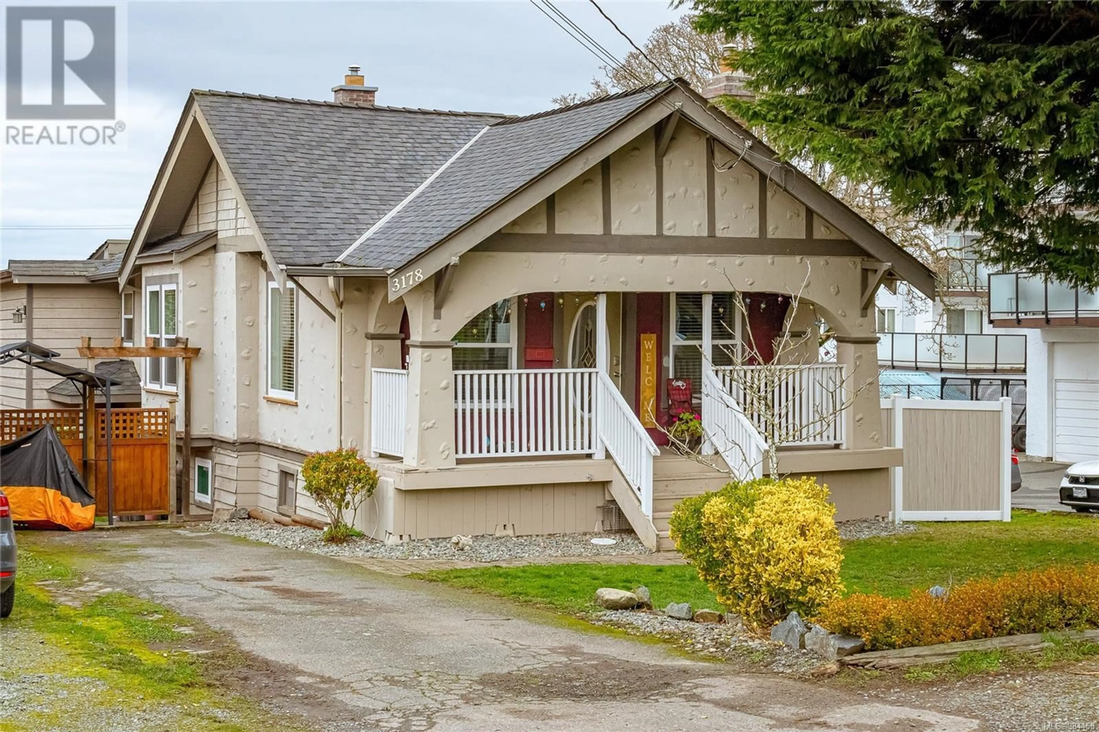 Home with vinyl exterior material, street for 3178 QuAppelle St, Saanich British Columbia V8V1V4