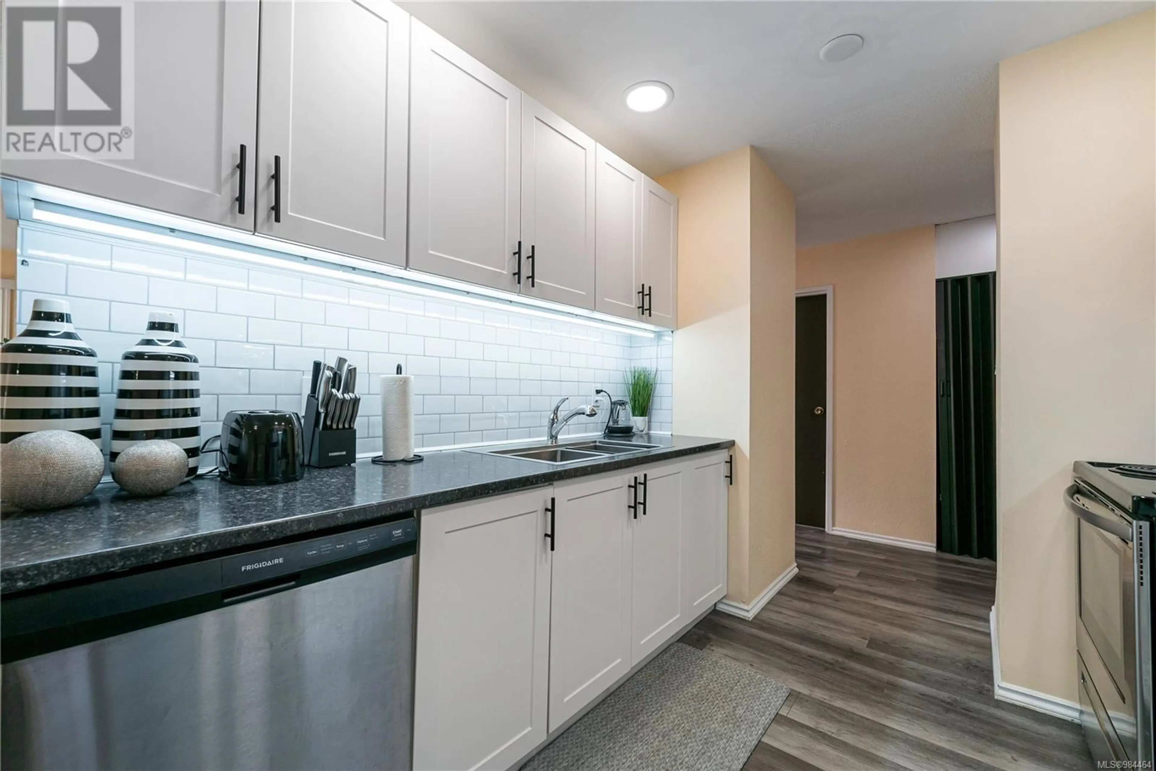 Standard kitchen, ceramic/tile floor for 209 1600 Dufferin Cres, Nanaimo British Columbia V9S2N4