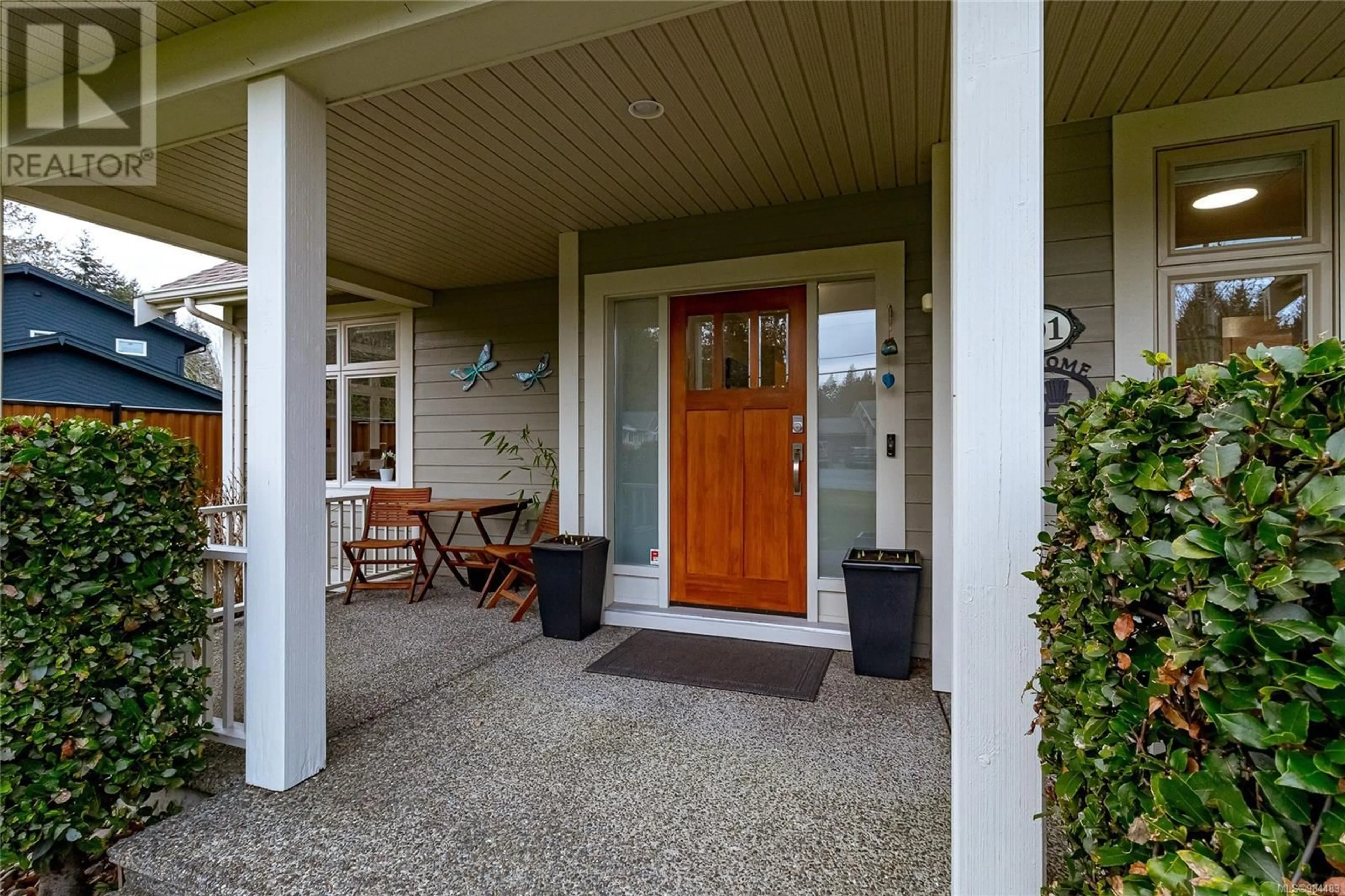 Indoor entryway for 701 Garrett Rd, Qualicum Beach British Columbia V9K1L4