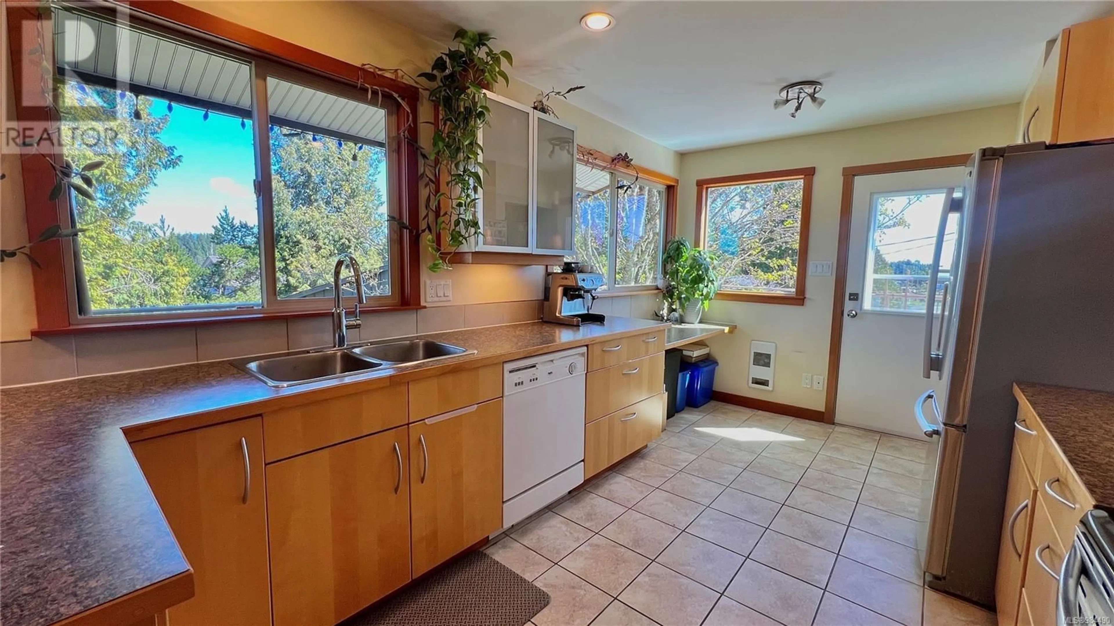 Standard kitchen, ceramic/tile floor for 1280 Rupert Rd, Ucluelet British Columbia V0R3A0