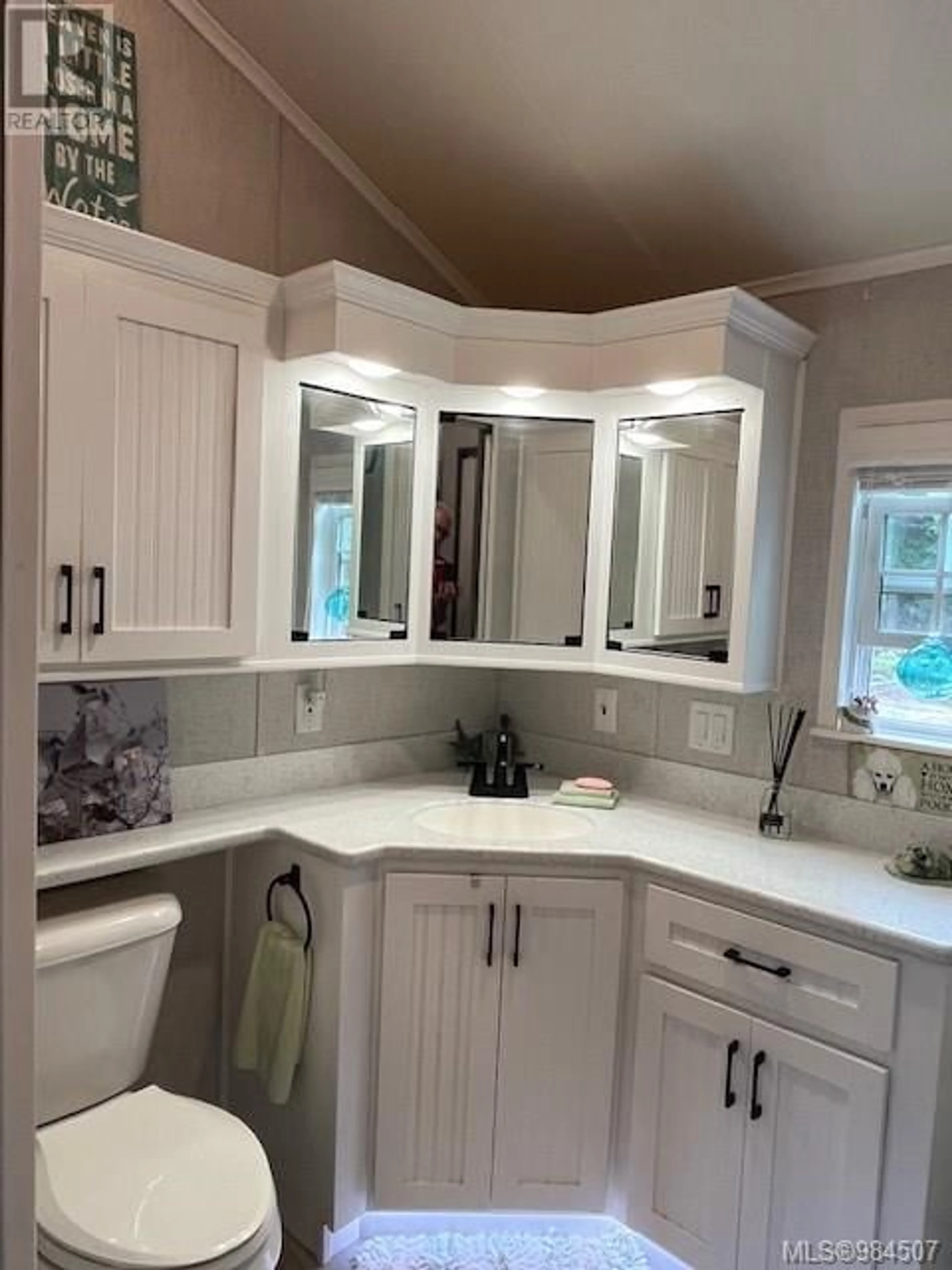 Contemporary bathroom, ceramic/tile floor for 83 - 1142 WOSS LAKE DRIVE, Nanaimo British Columbia V9R6X7