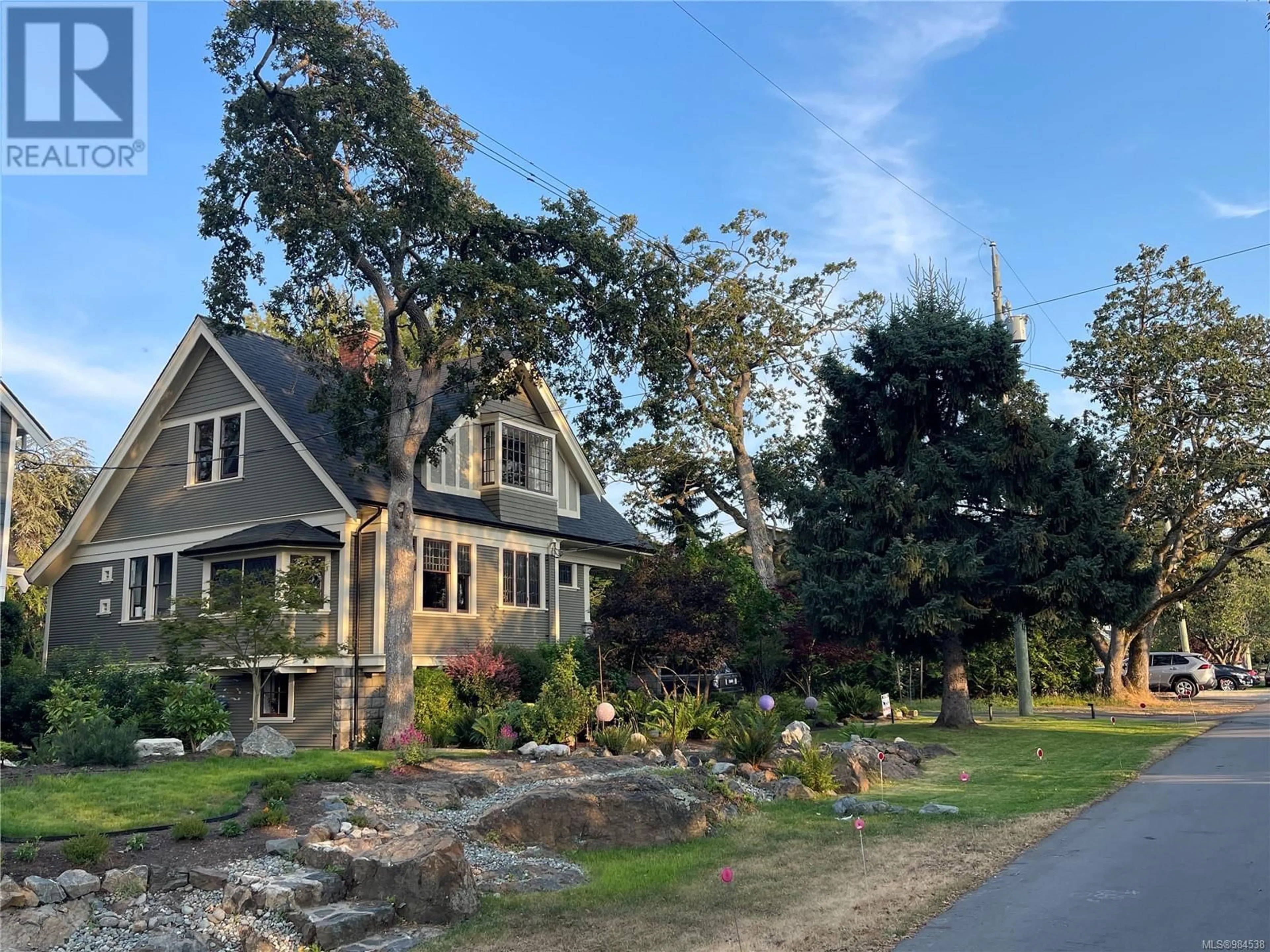 A pic from outside/outdoor area/front of a property/back of a property/a pic from drone, street for 773 Island Rd, Oak Bay British Columbia V8S2T8