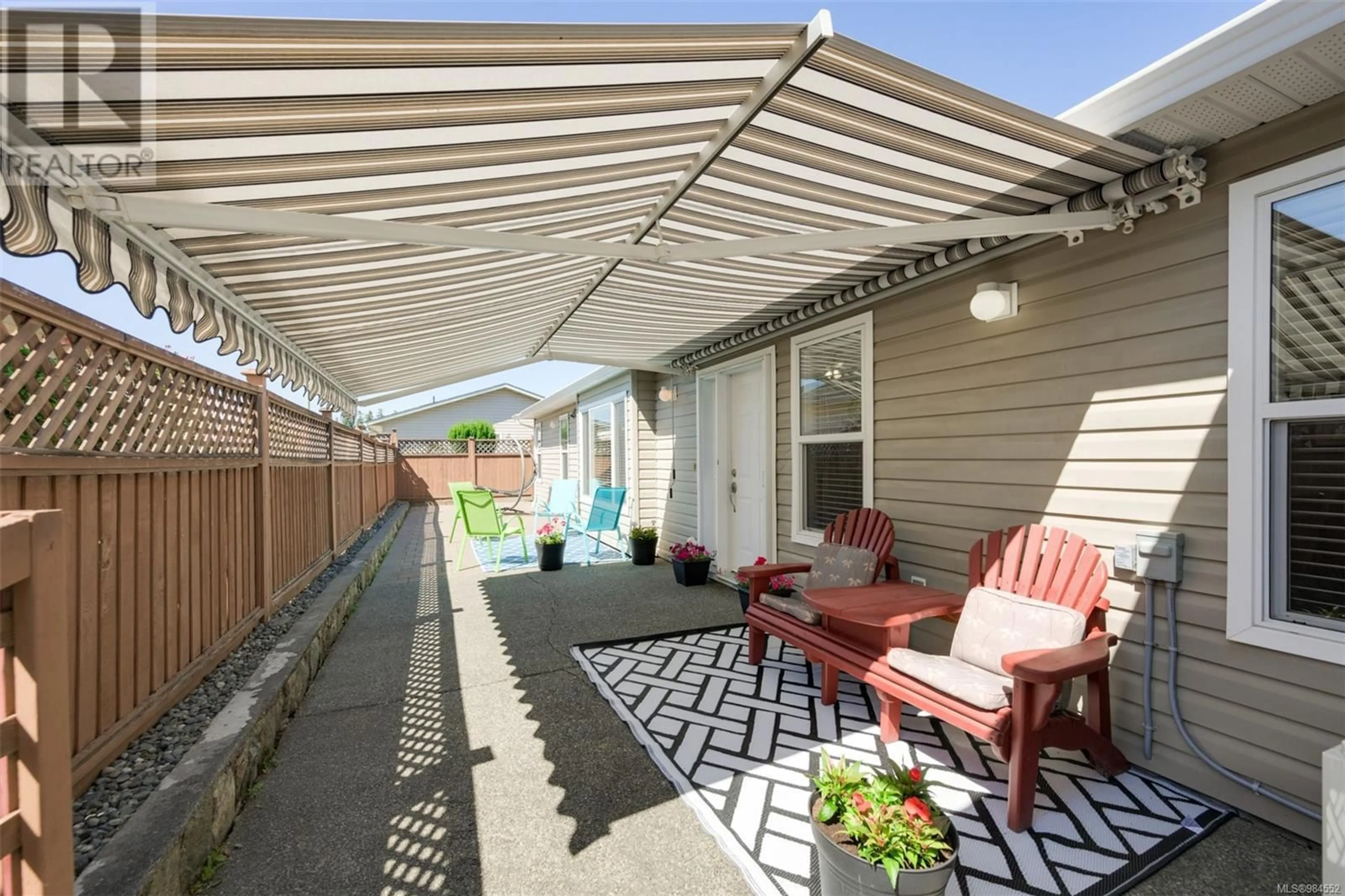 Patio, street for 86 7570 Tetayut Rd, Central Saanich British Columbia V8M2H4