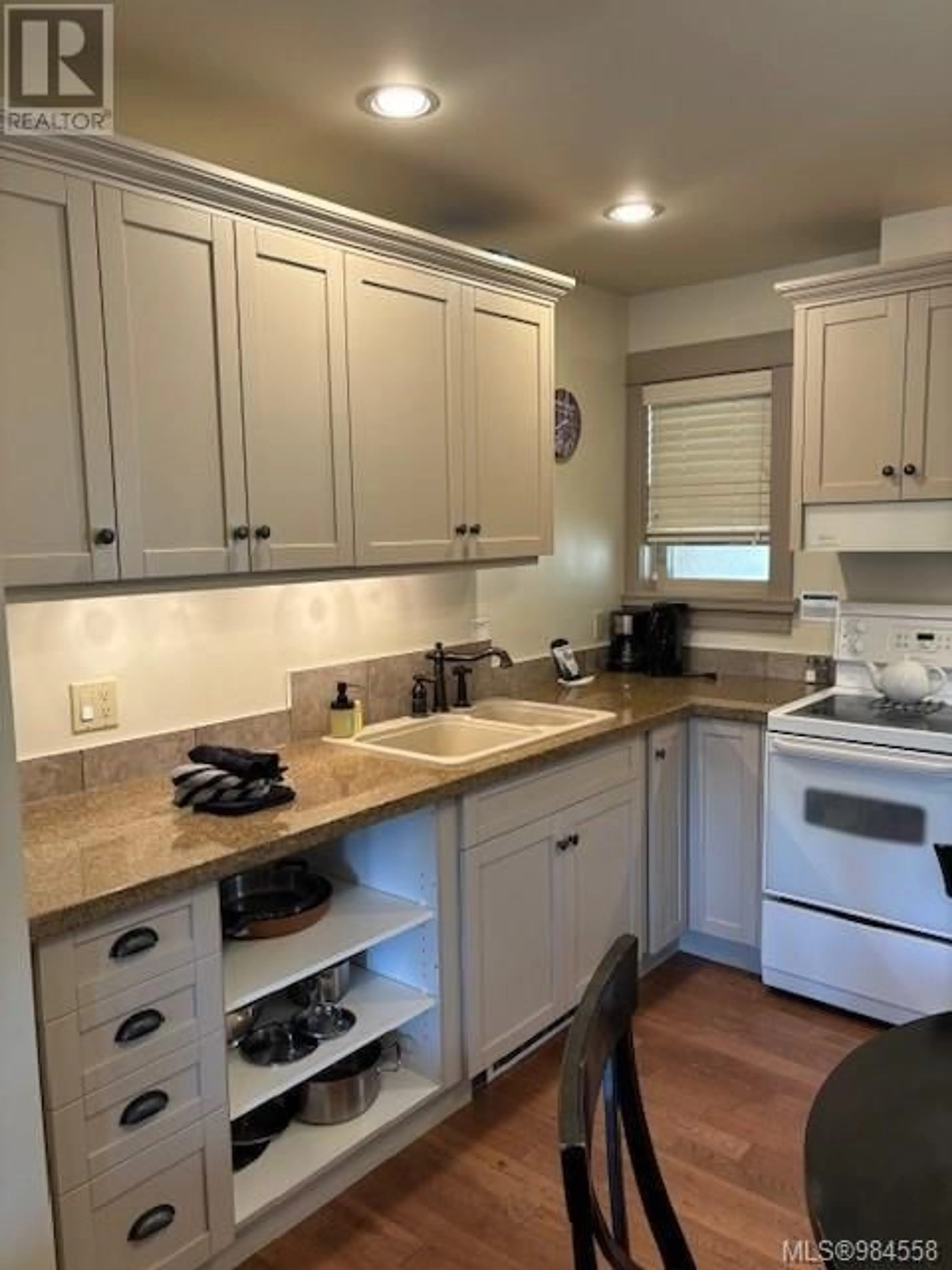 Standard kitchen, unknown for 18 315 Robinson Rd, Salt Spring British Columbia V8K1P7