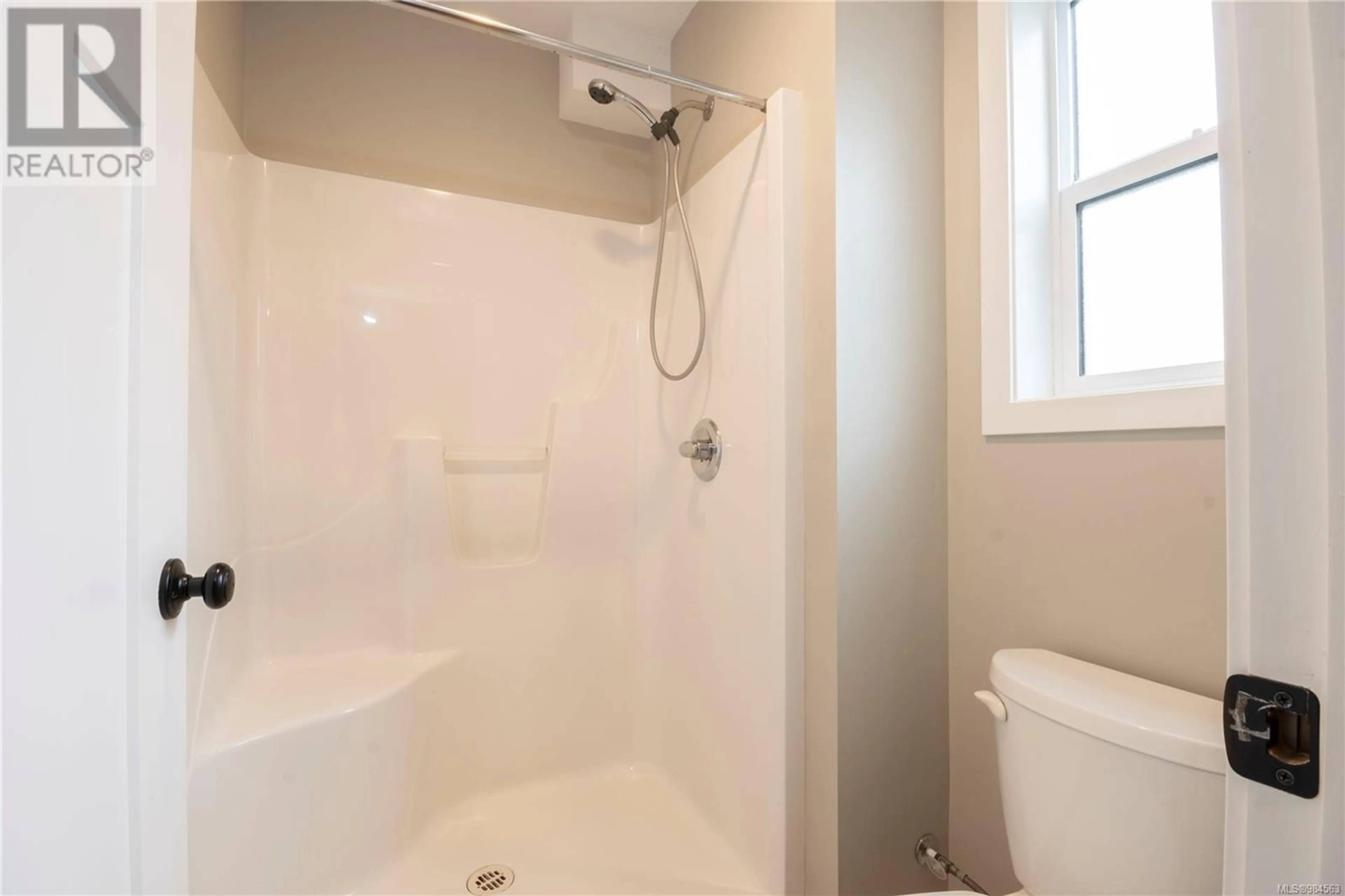 Standard bathroom, ceramic/tile floor for 493 Stirling Ave, Nanaimo British Columbia V9R5R5