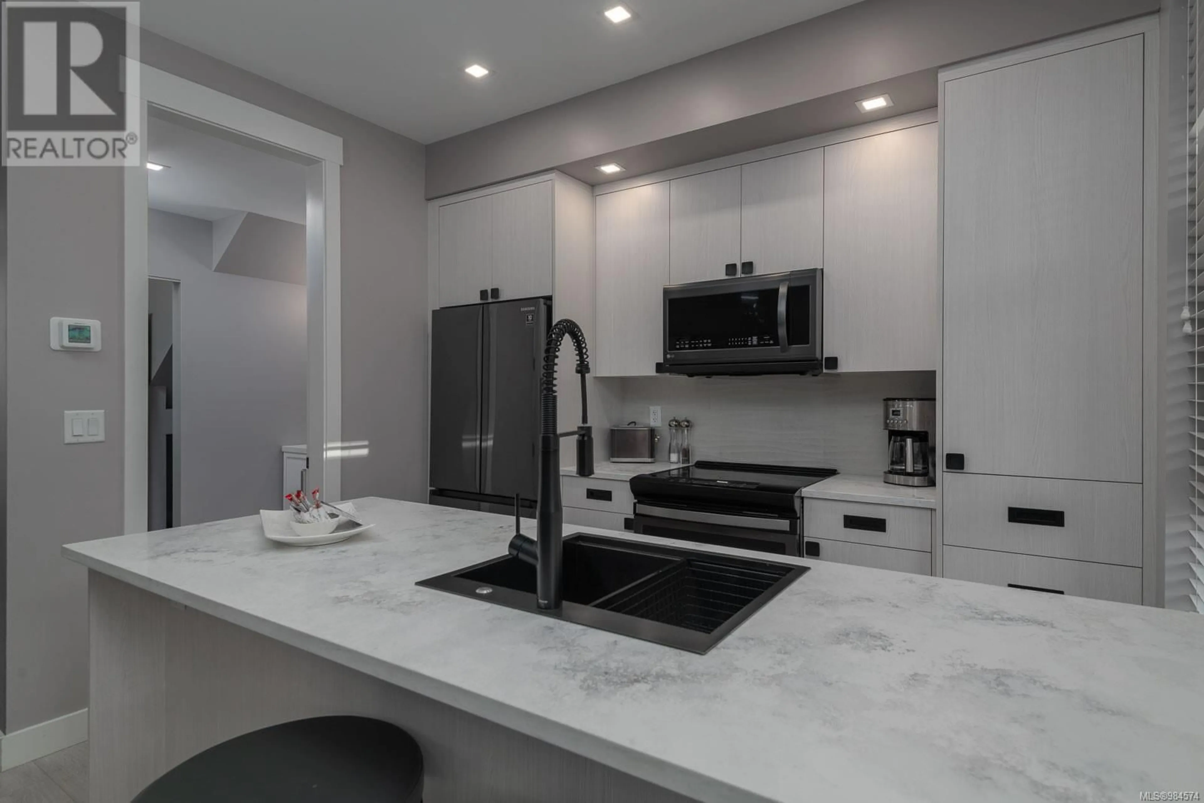 Open concept kitchen, ceramic/tile floor for 13 - 1175 RESORT DRIVE, Parksville British Columbia V9P2E3