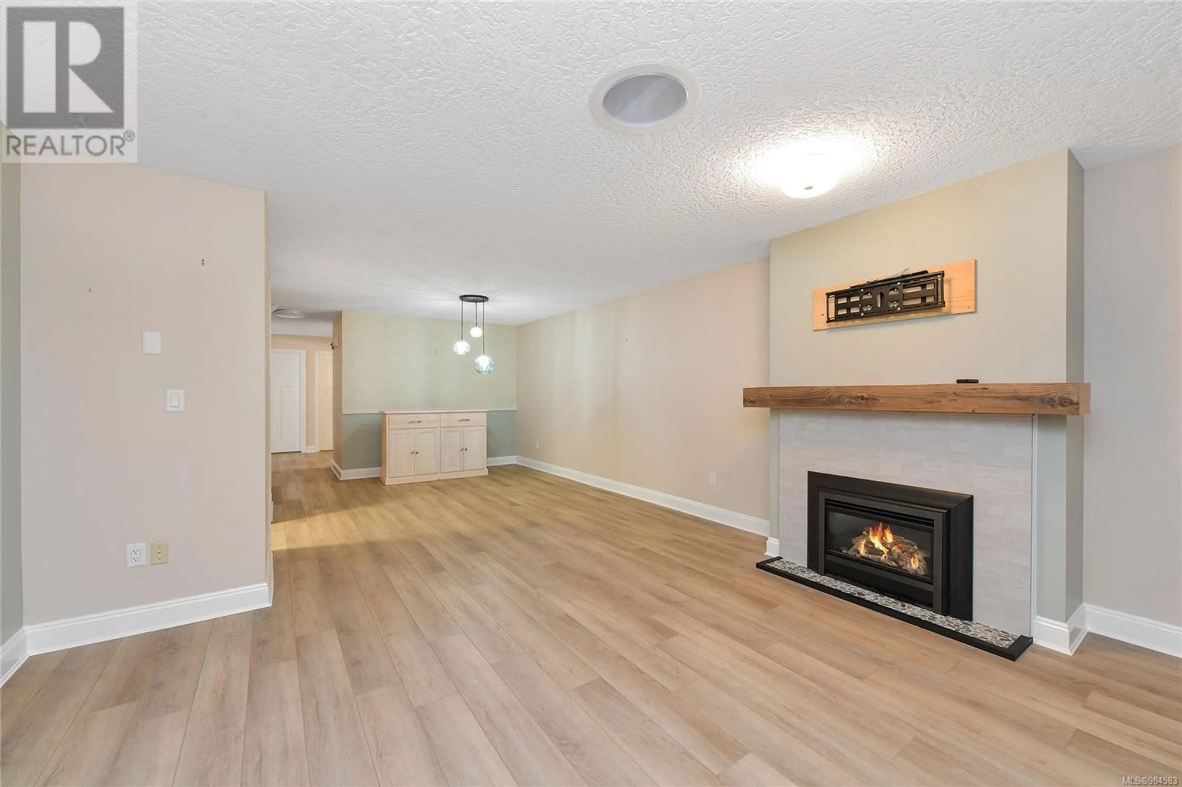 Living room with furniture, wood/laminate floor for 19 3049 Brittany Dr, Colwood British Columbia V9B5P8