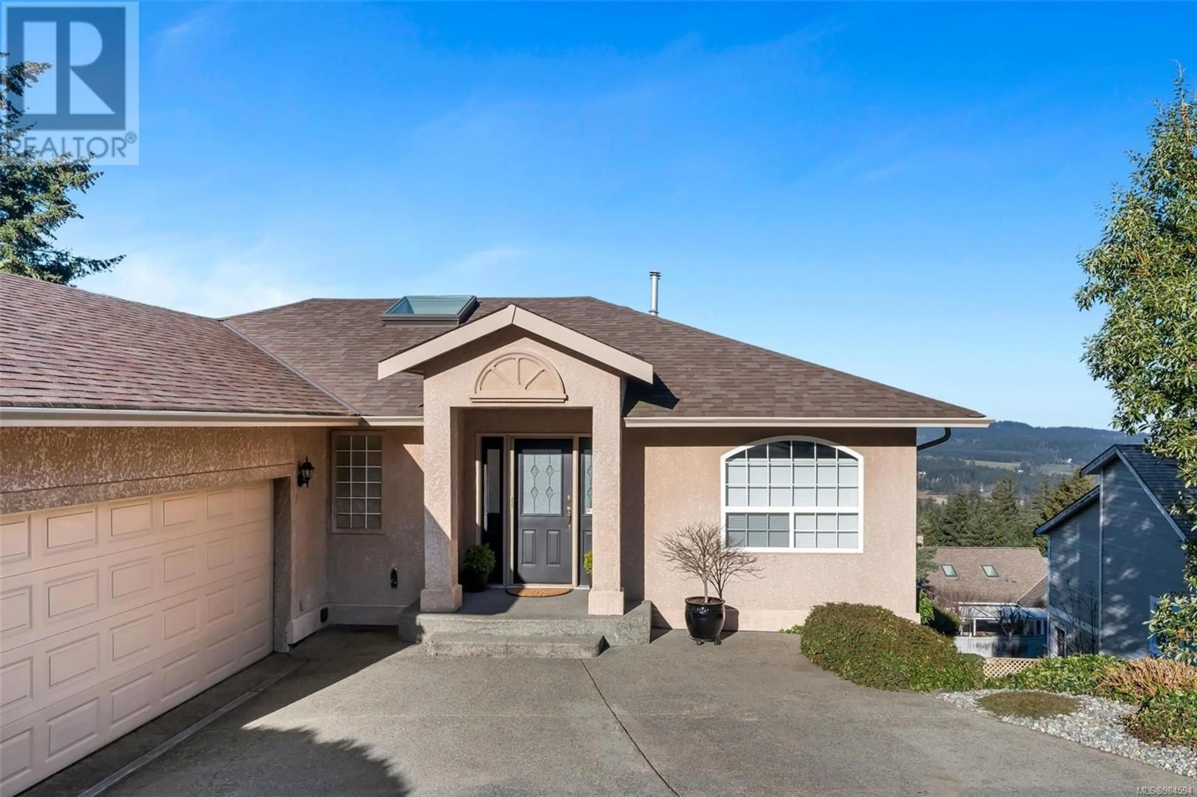 Home with vinyl exterior material, mountain view for 6015 Chippewa Rd, Duncan British Columbia V9L5P3