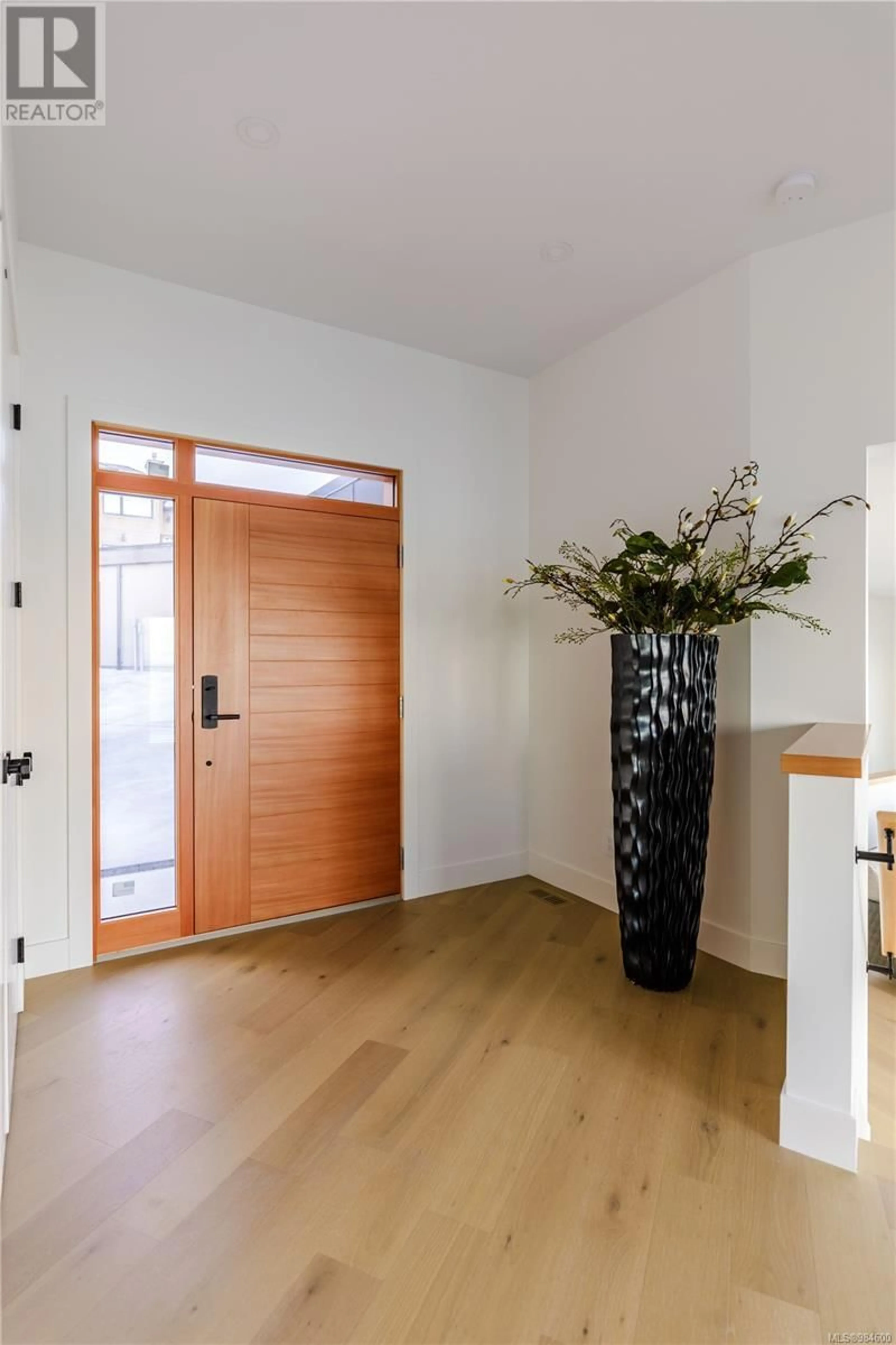 Indoor entryway for 4351 Gordon Head Rd, Saanich British Columbia V8X5J2