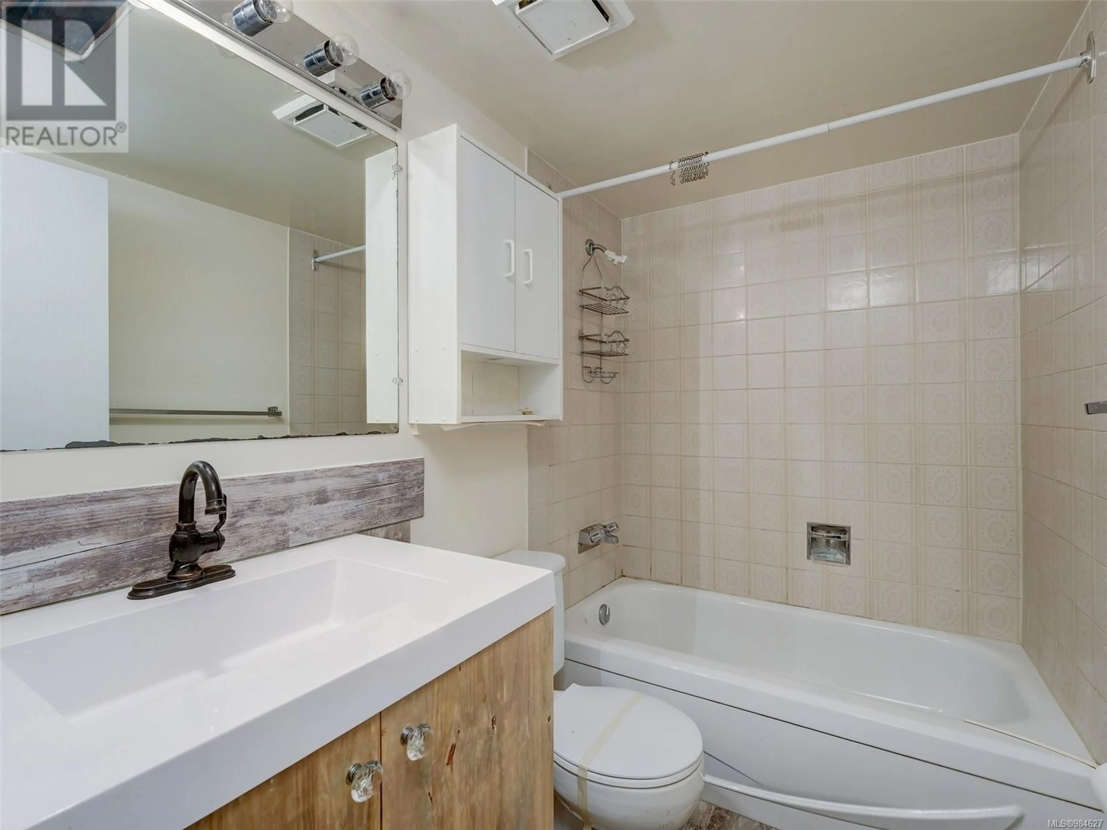 Standard bathroom, ceramic/tile floor for 206 900 Tolmie Ave, Saanich British Columbia V8X3W6