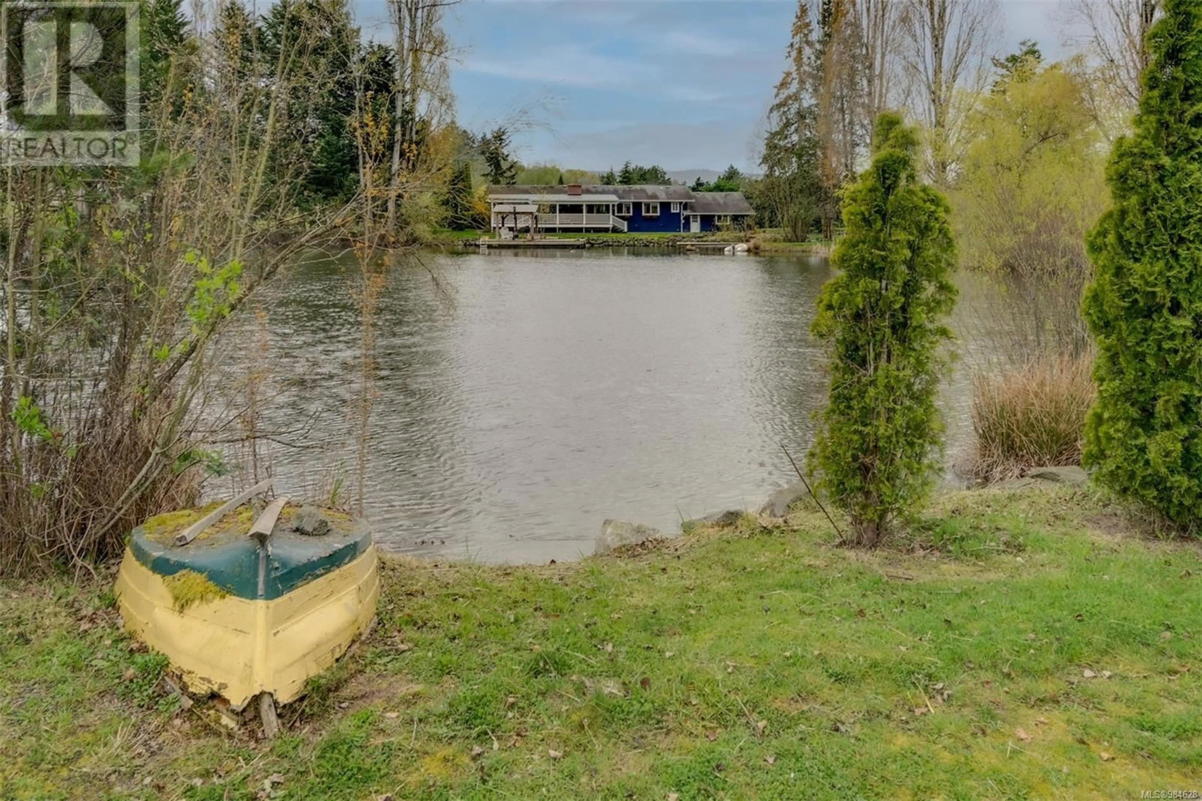 A pic from outside/outdoor area/front of a property/back of a property/a pic from drone, water/lake/river/ocean view for 1548 Munro Rd, North Saanich British Columbia V8L5T1