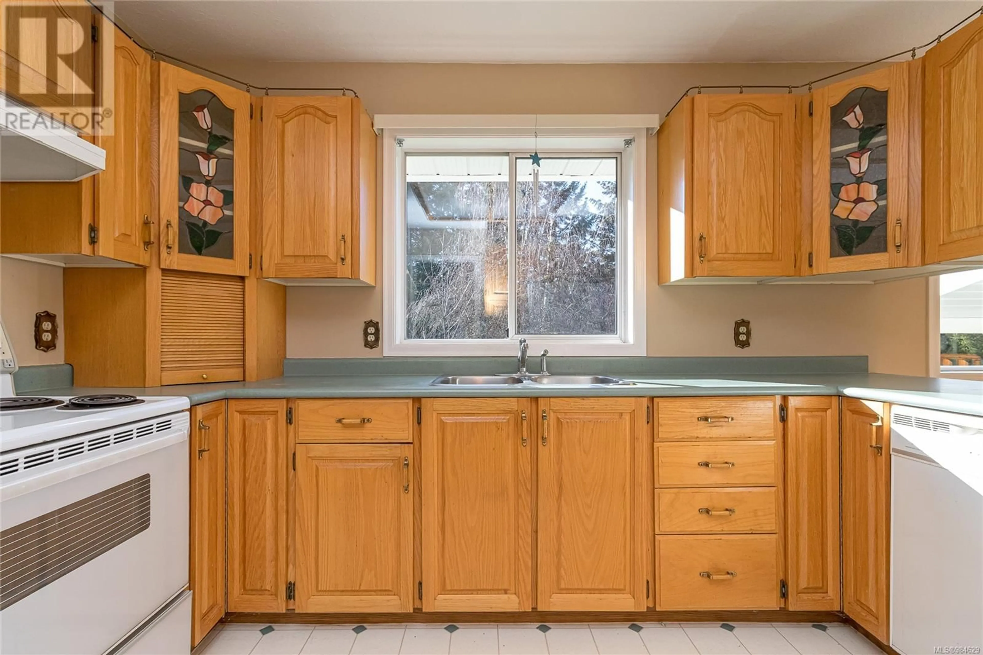 Standard kitchen, ceramic/tile floor for 2272 Woodland Pl, Duncan British Columbia V9L5V6