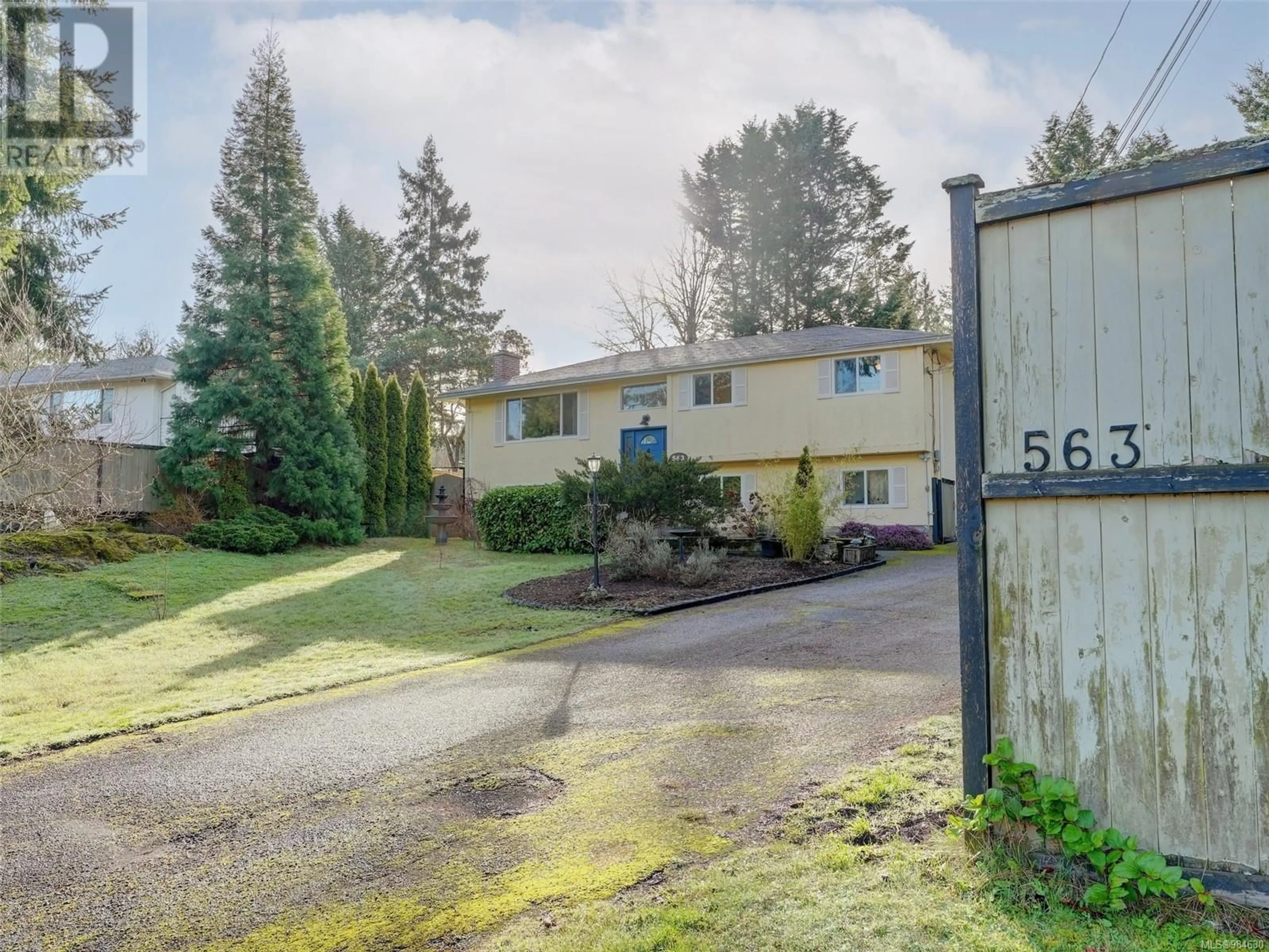 A pic from outside/outdoor area/front of a property/back of a property/a pic from drone, unknown for 563 Phelps Ave, Langford British Columbia V9B3J1