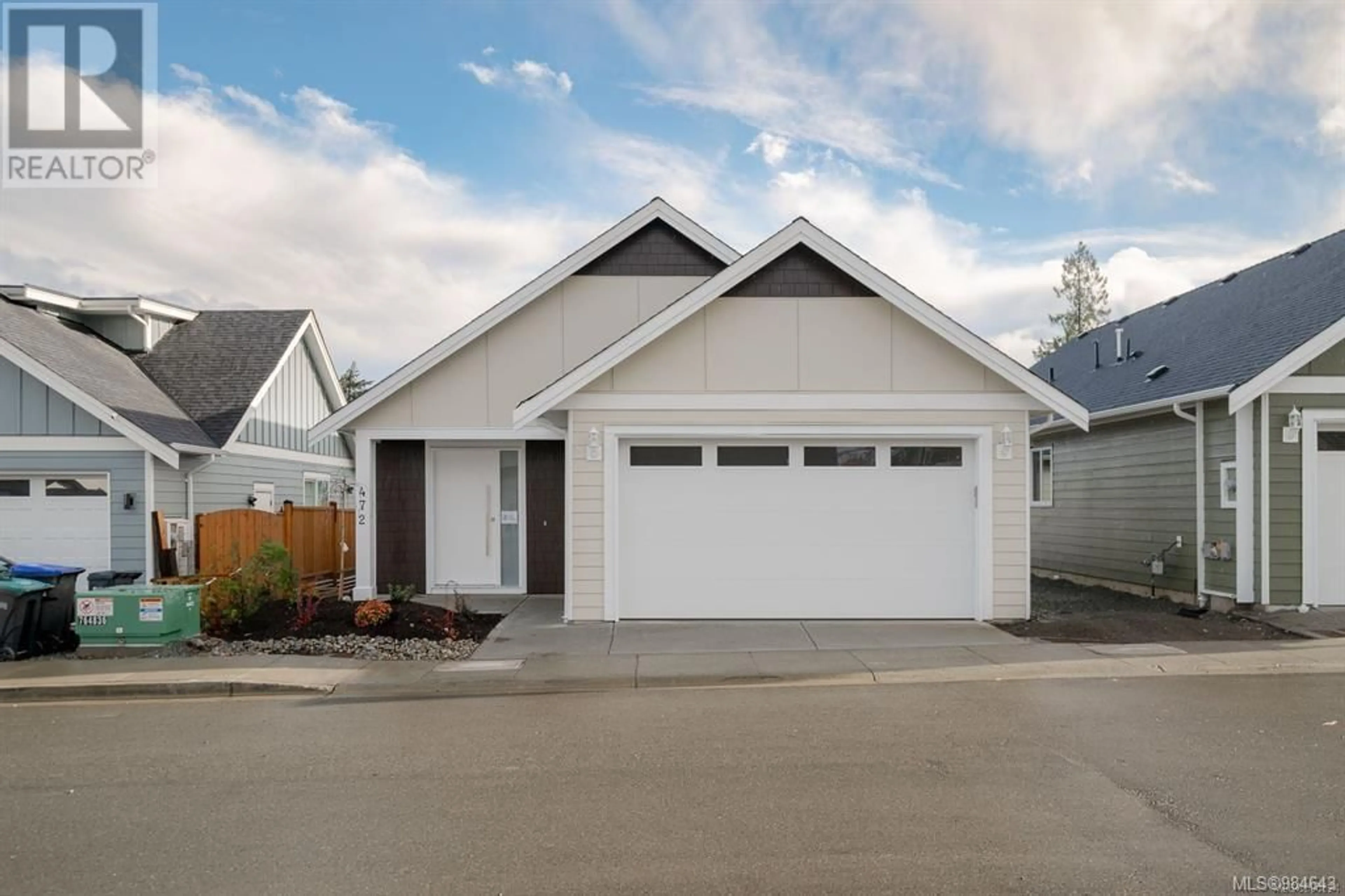 Home with vinyl exterior material, street for 472 Hampstead St, Parksville British Columbia V9P0G5