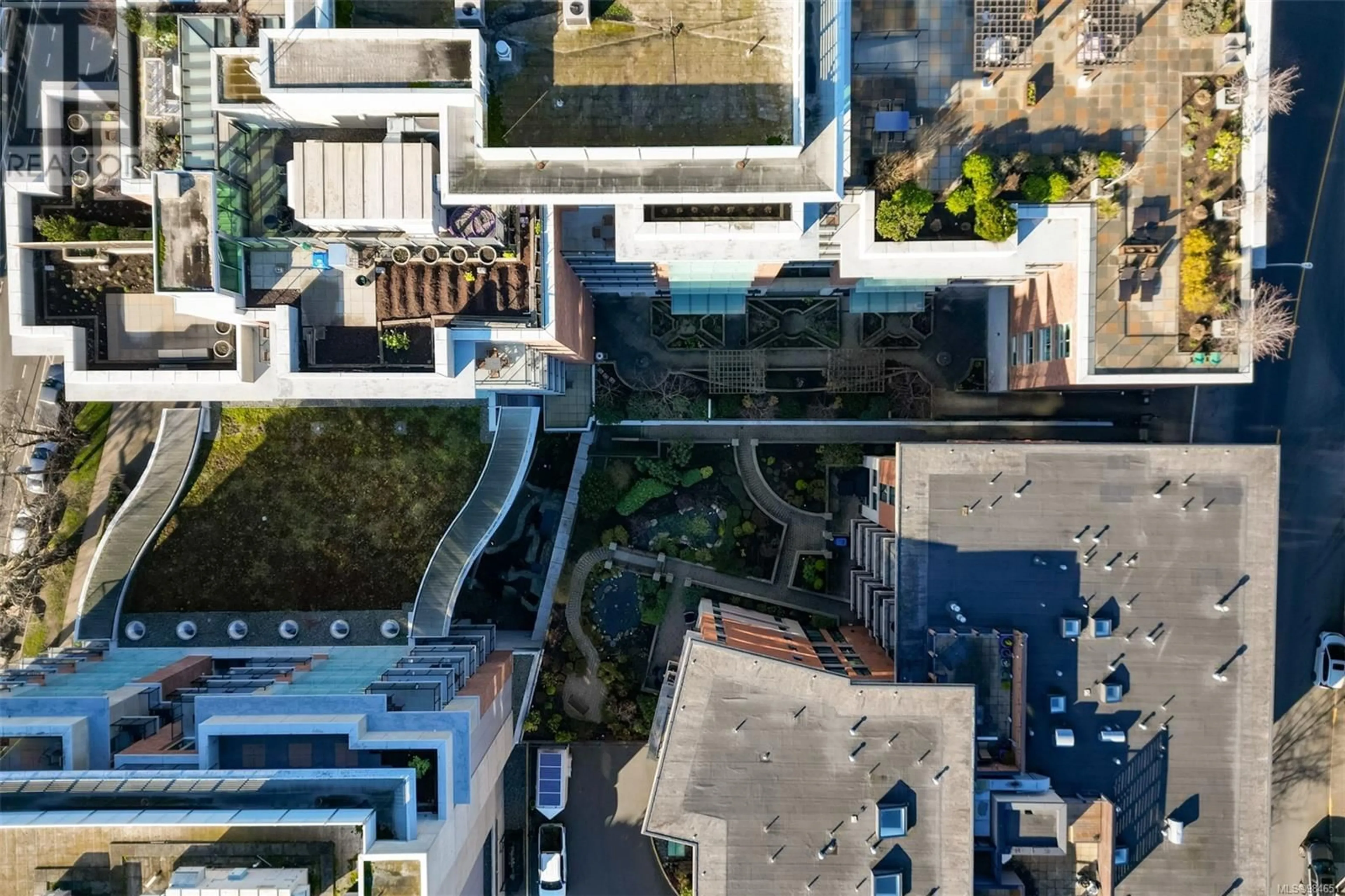 A pic from outside/outdoor area/front of a property/back of a property/a pic from drone, city buildings view from balcony for 602 827 Fairfield Rd, Victoria British Columbia V8V5B2