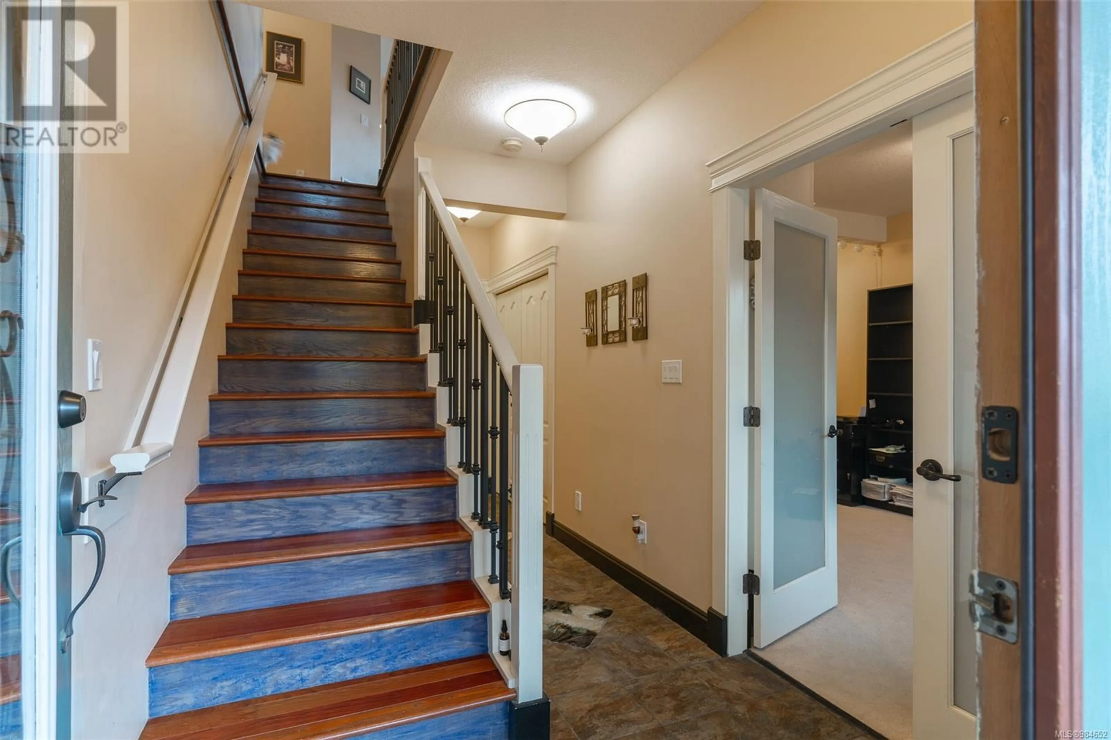 Indoor foyer for 1313 Thalia Pl, Nanaimo British Columbia V9S7E1