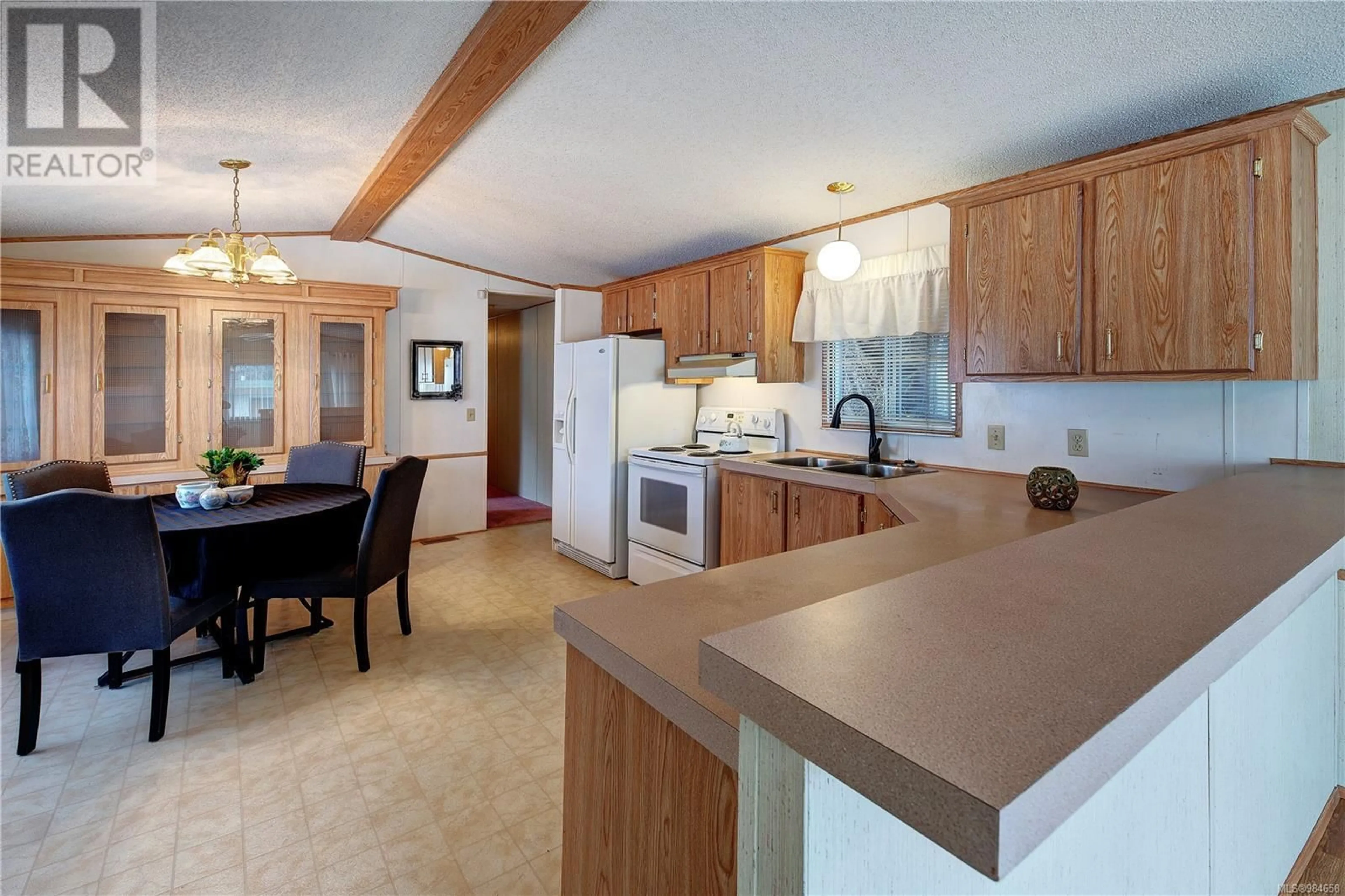 Open concept kitchen, unknown for 7 6820 Parklands Pl, Lantzville British Columbia V0R2H0