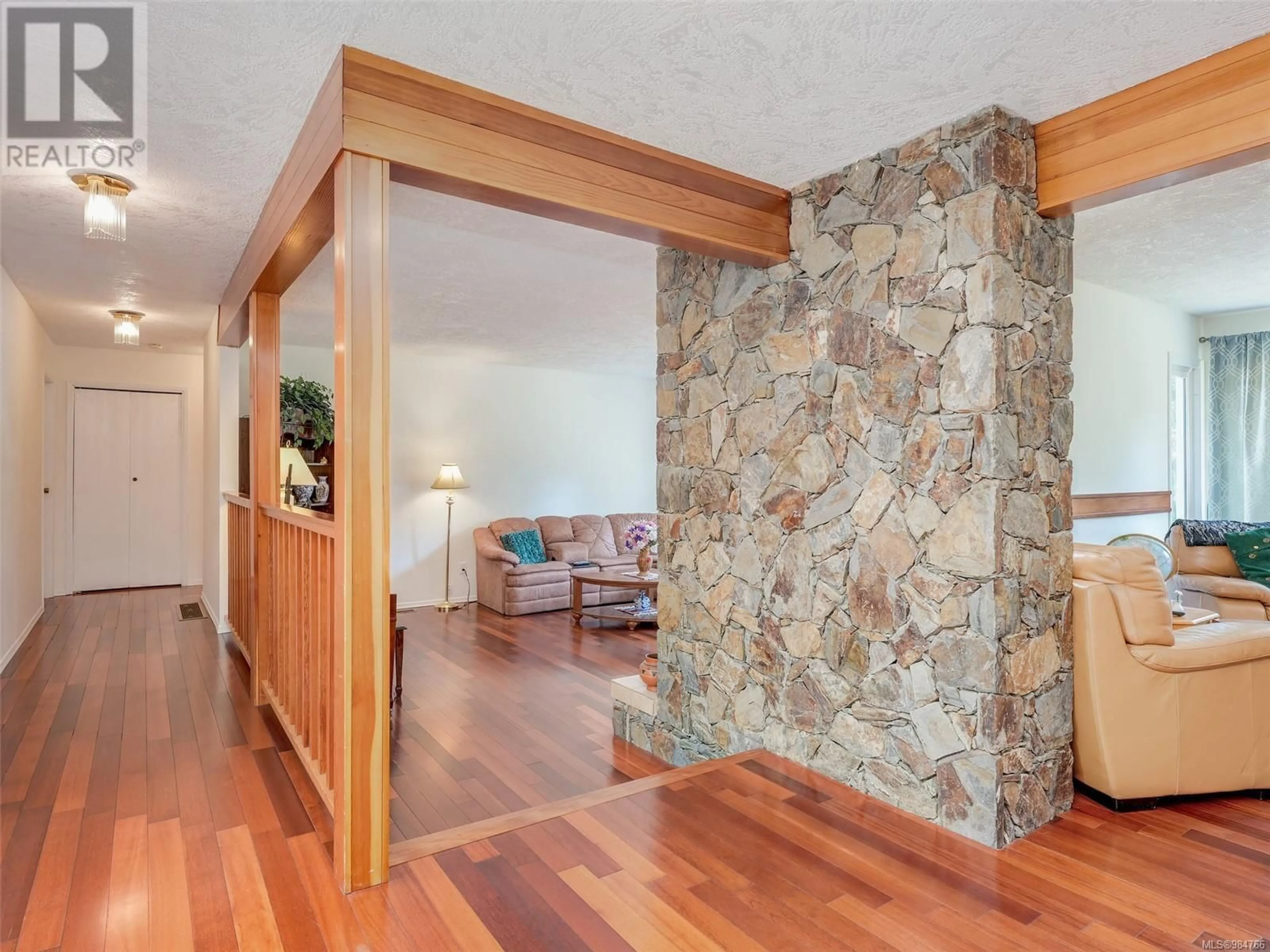 Indoor entryway for 979 Royal Oak Dr, Saanich British Columbia V8X3T6