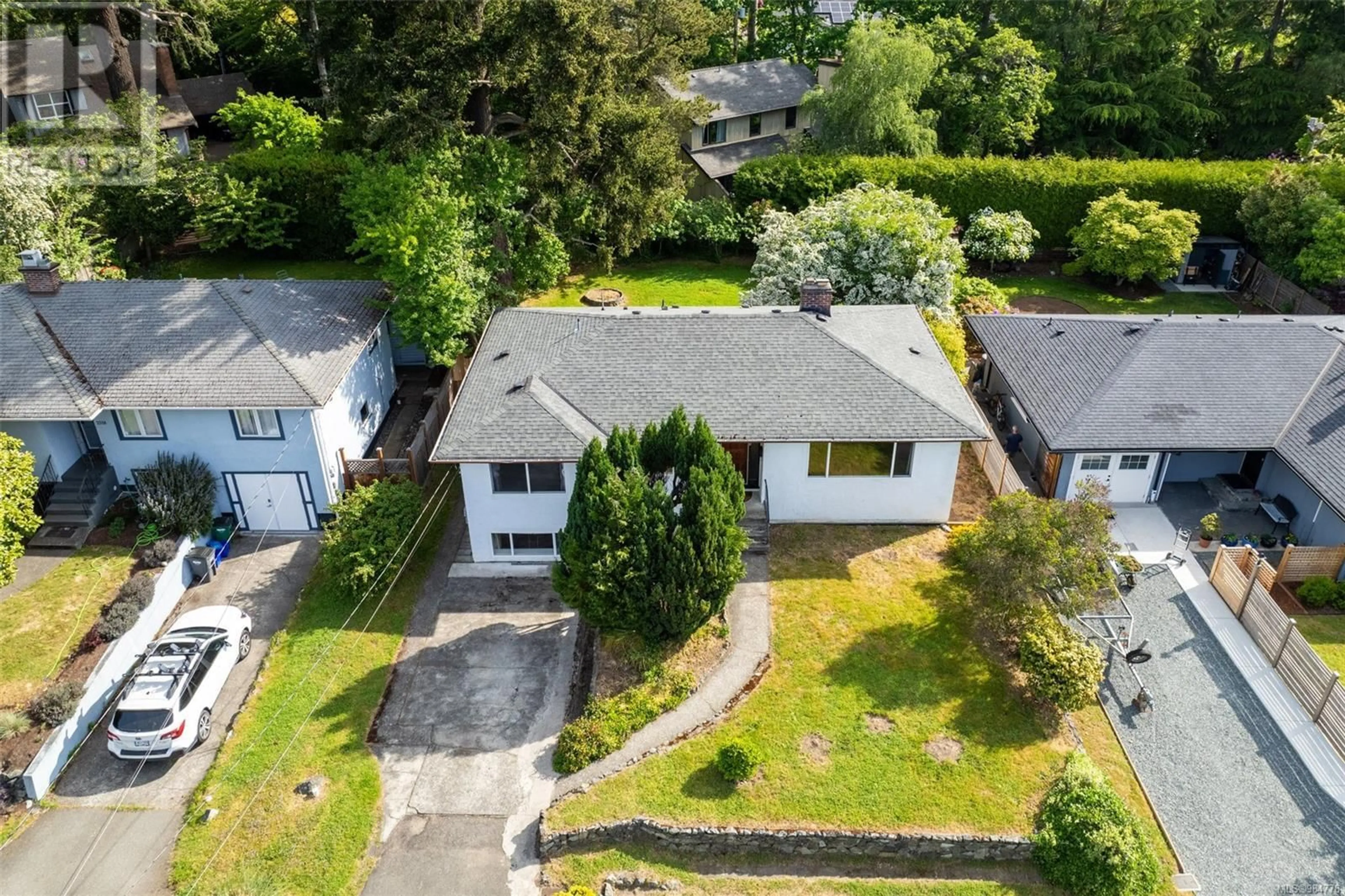 A pic from outside/outdoor area/front of a property/back of a property/a pic from drone, street for 2522 Kilgary Pl, Saanich British Columbia V8N1J5