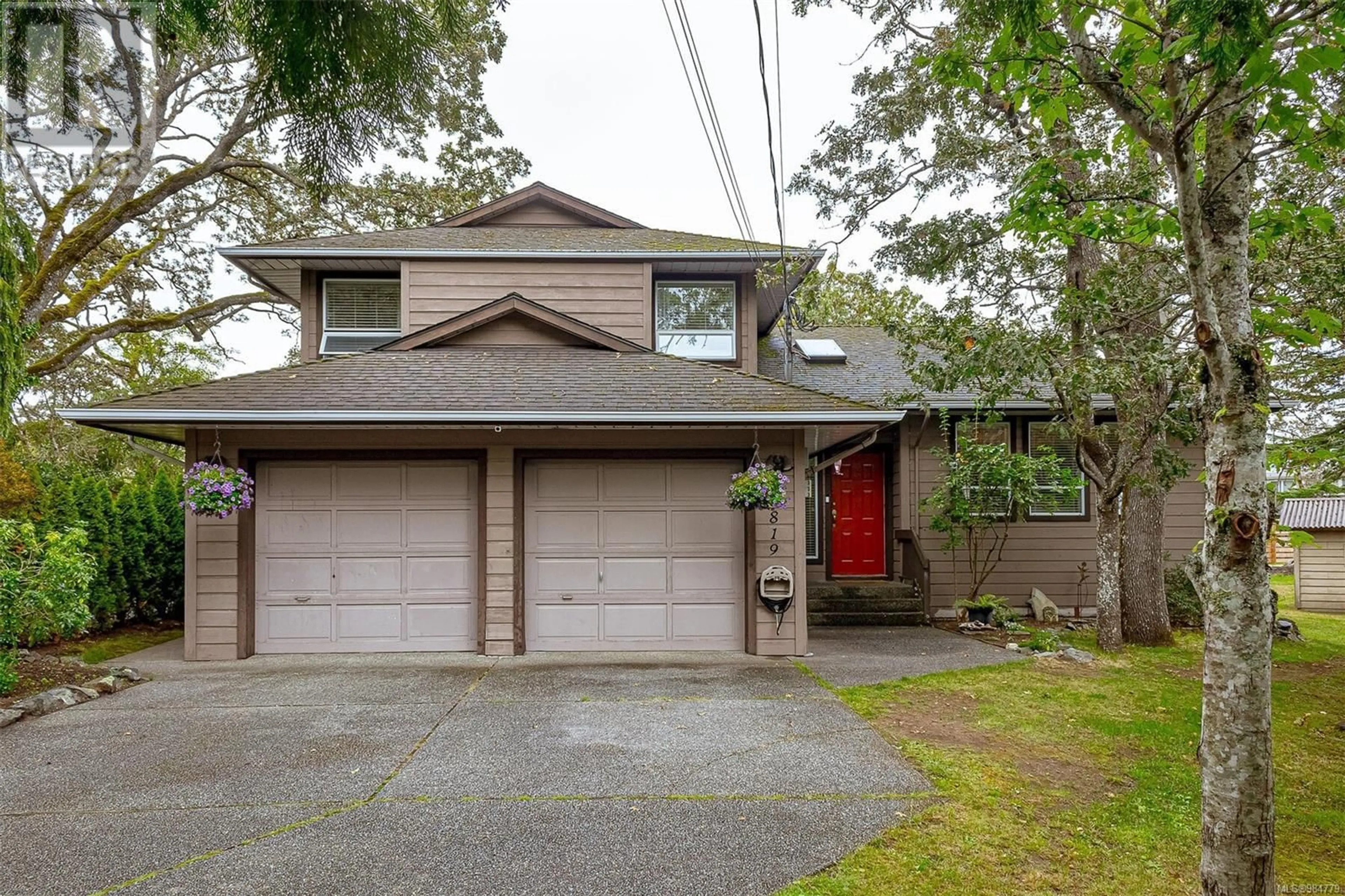 Home with vinyl exterior material, street for 3819 Synod Rd, Saanich British Columbia V8P3X7