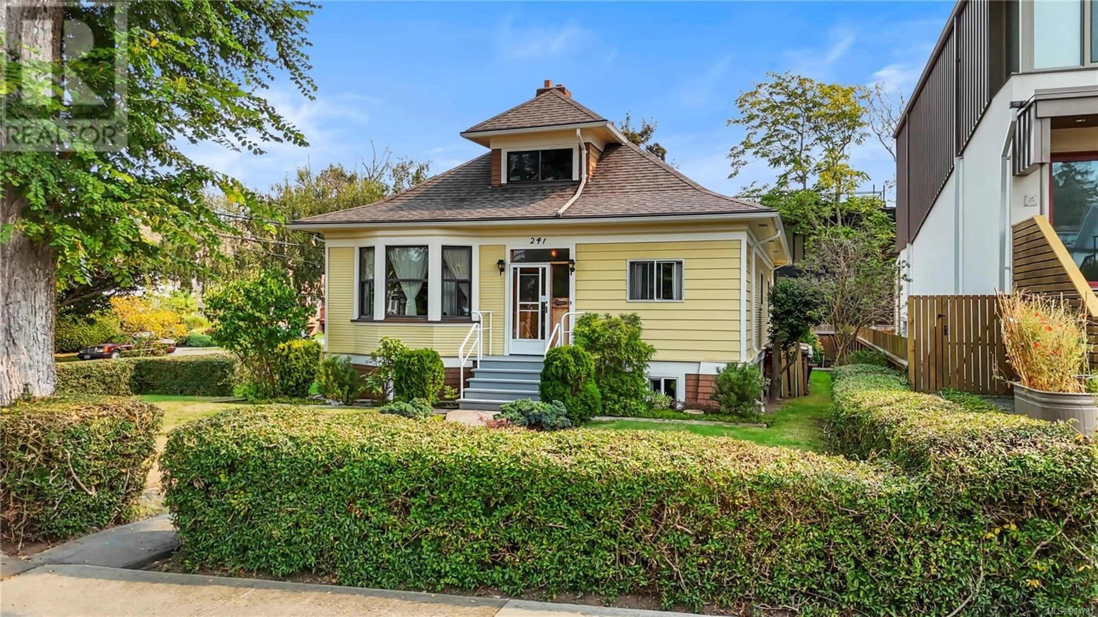 Home with vinyl exterior material, street for 241 MONTREAL STREET, Victoria British Columbia V8V1Z3