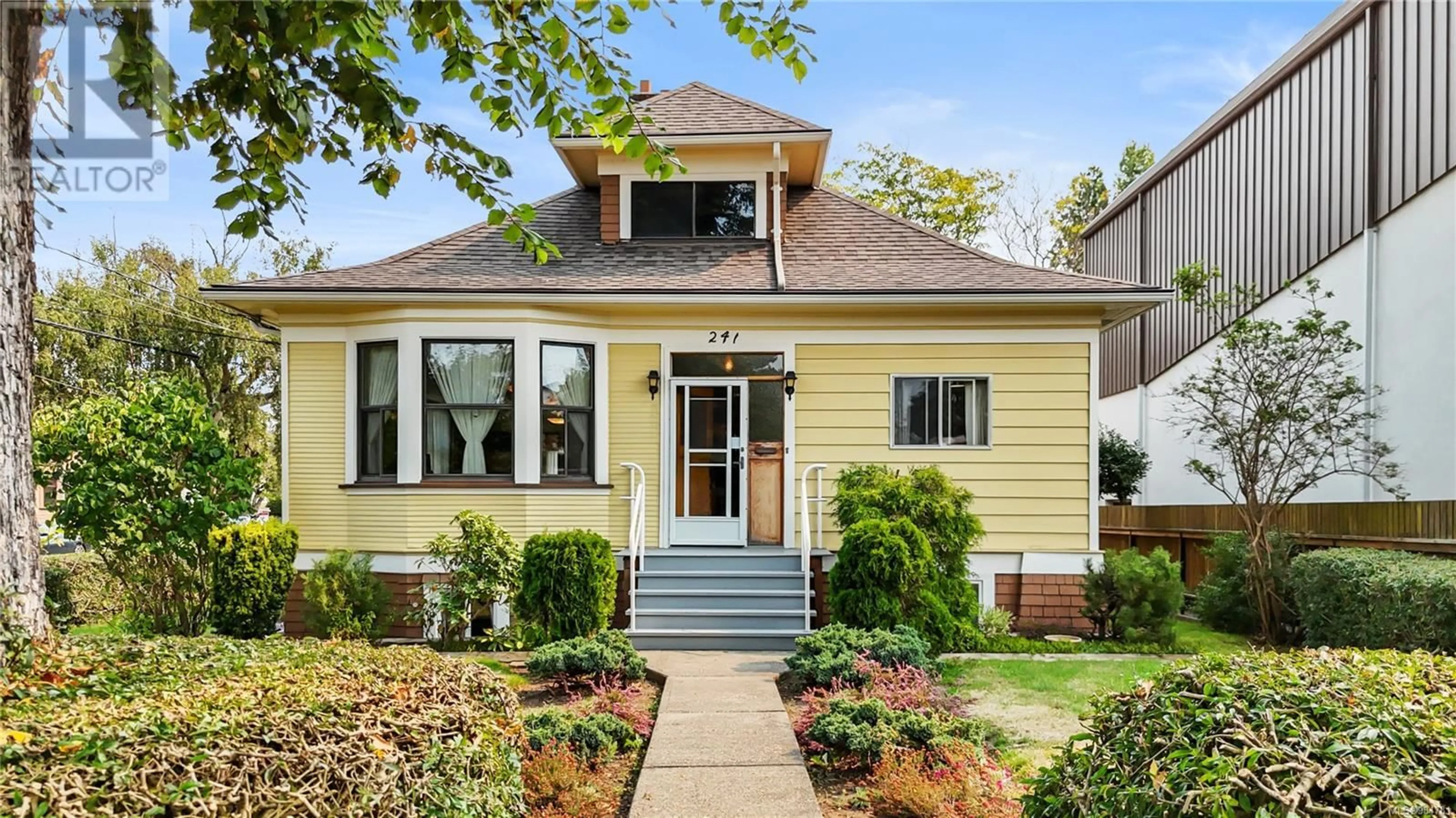 Home with vinyl exterior material, street for 241 MONTREAL STREET, Victoria British Columbia V8V1Z3
