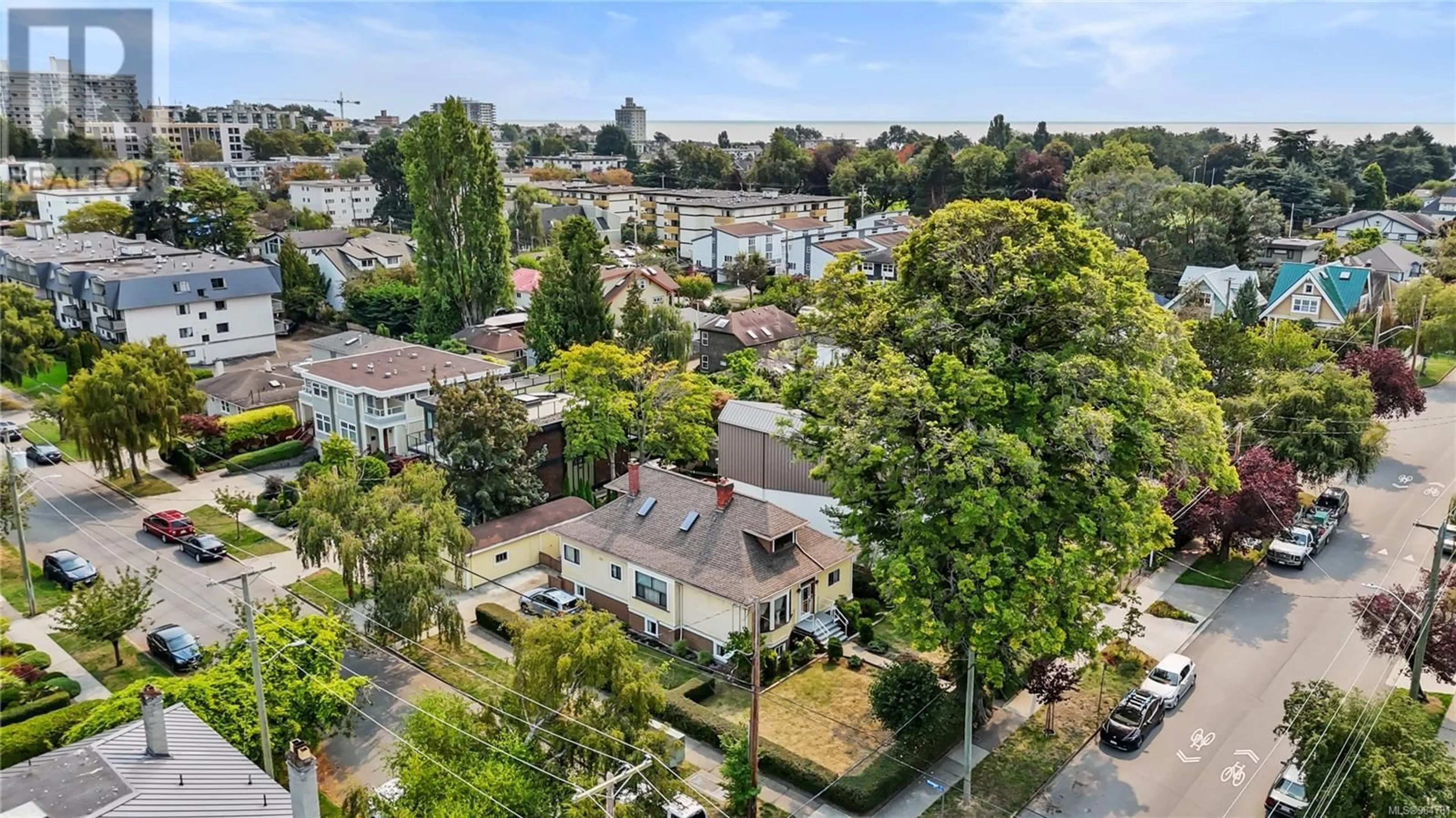 A pic from outside/outdoor area/front of a property/back of a property/a pic from drone, city buildings view from balcony for 241 MONTREAL STREET, Victoria British Columbia V8V1Z3