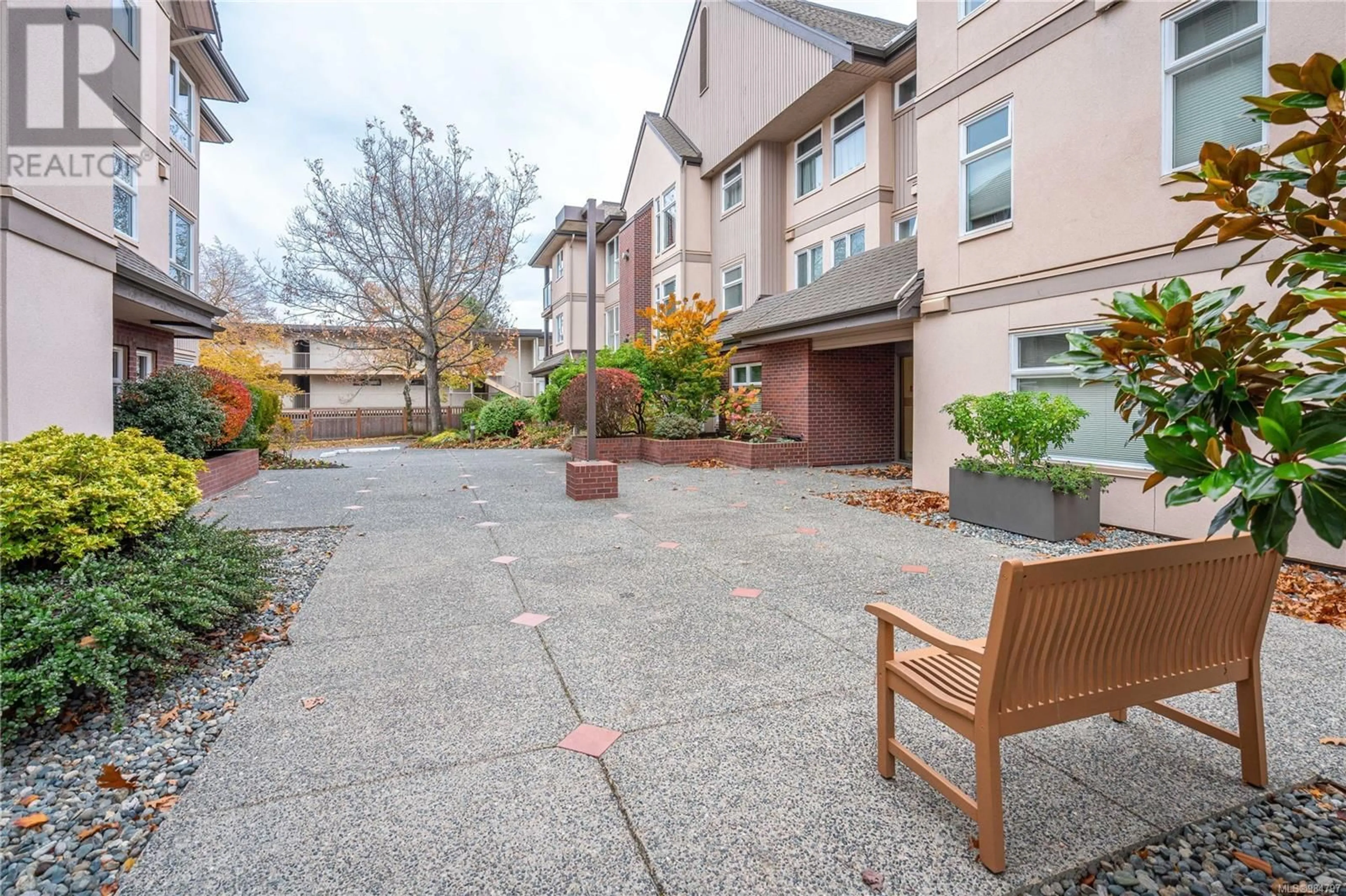 Patio, street for 205 835 Selkirk Ave, Esquimalt British Columbia V9A2T7