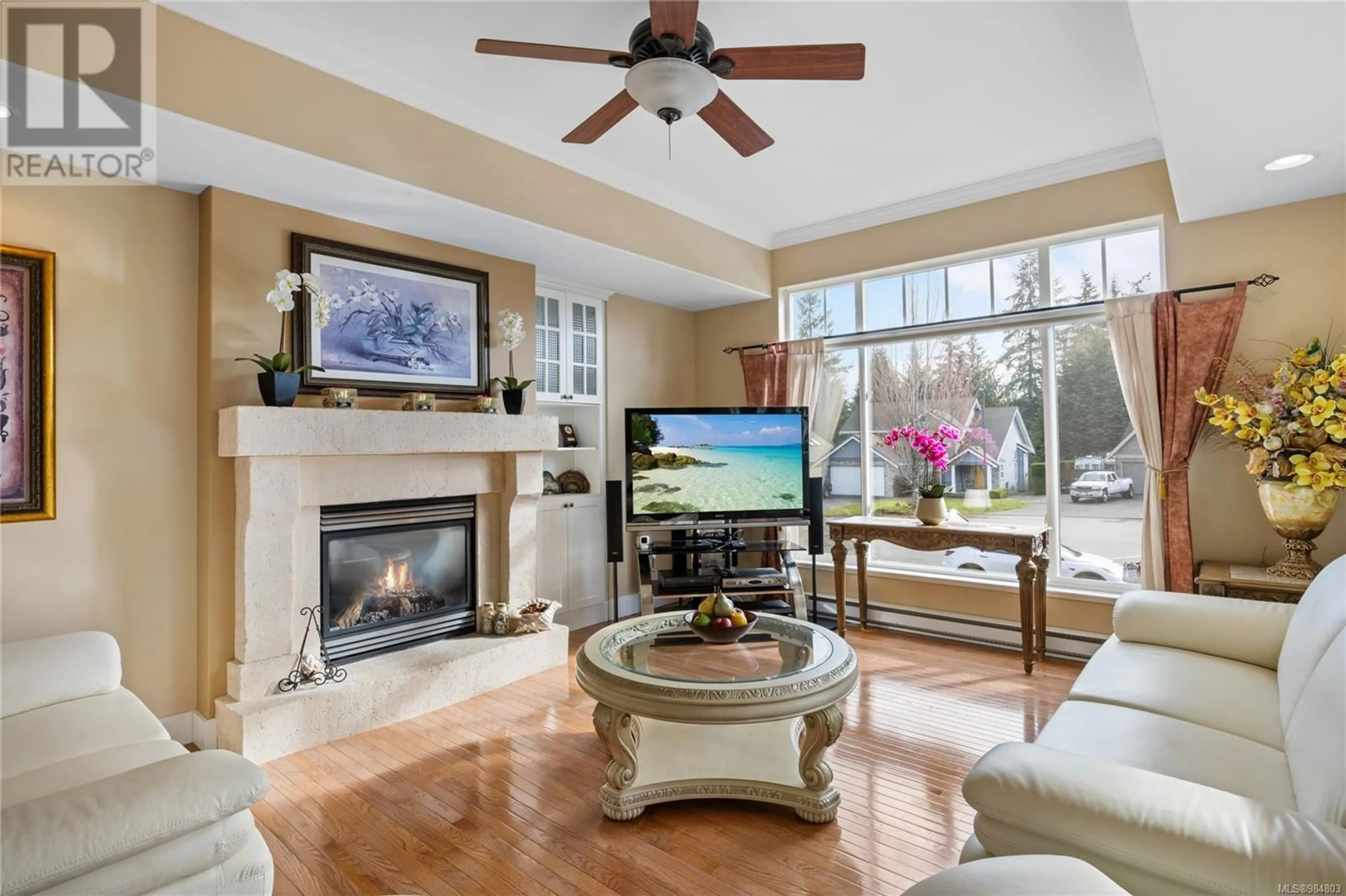 Living room with furniture, unknown for 692 ABERNATHY PLACE, Parksville British Columbia V9P2Y9