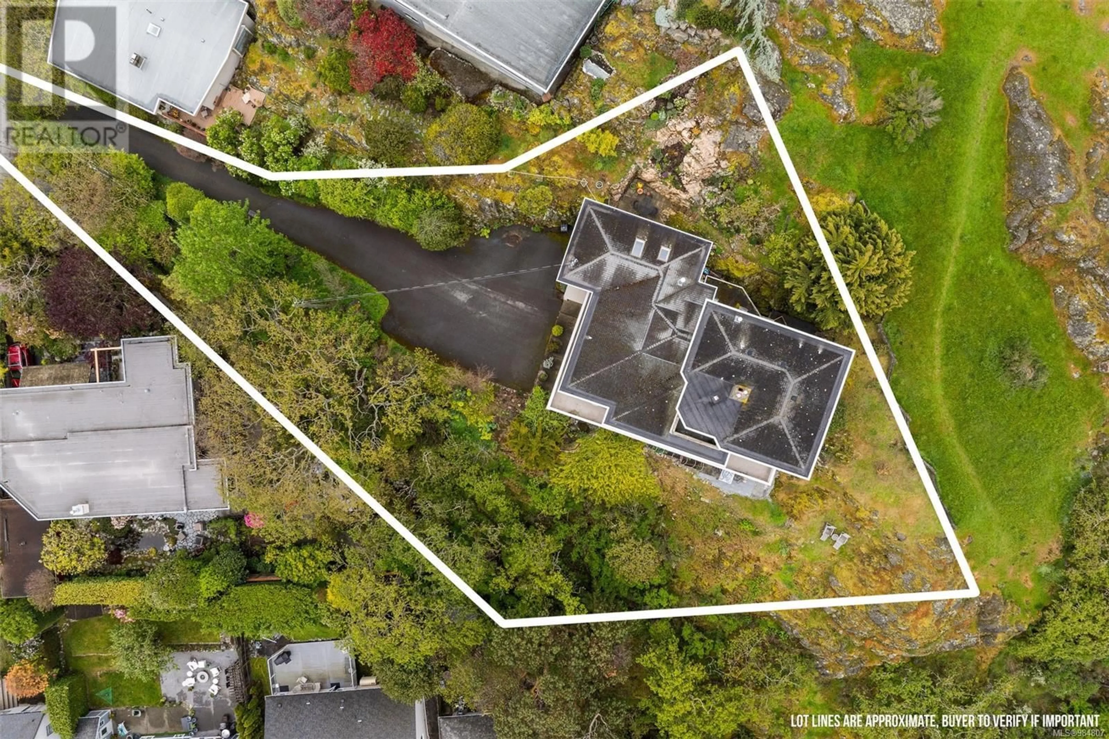 A pic from outside/outdoor area/front of a property/back of a property/a pic from drone, street for 1357 Bond St, Victoria British Columbia V8W2M6