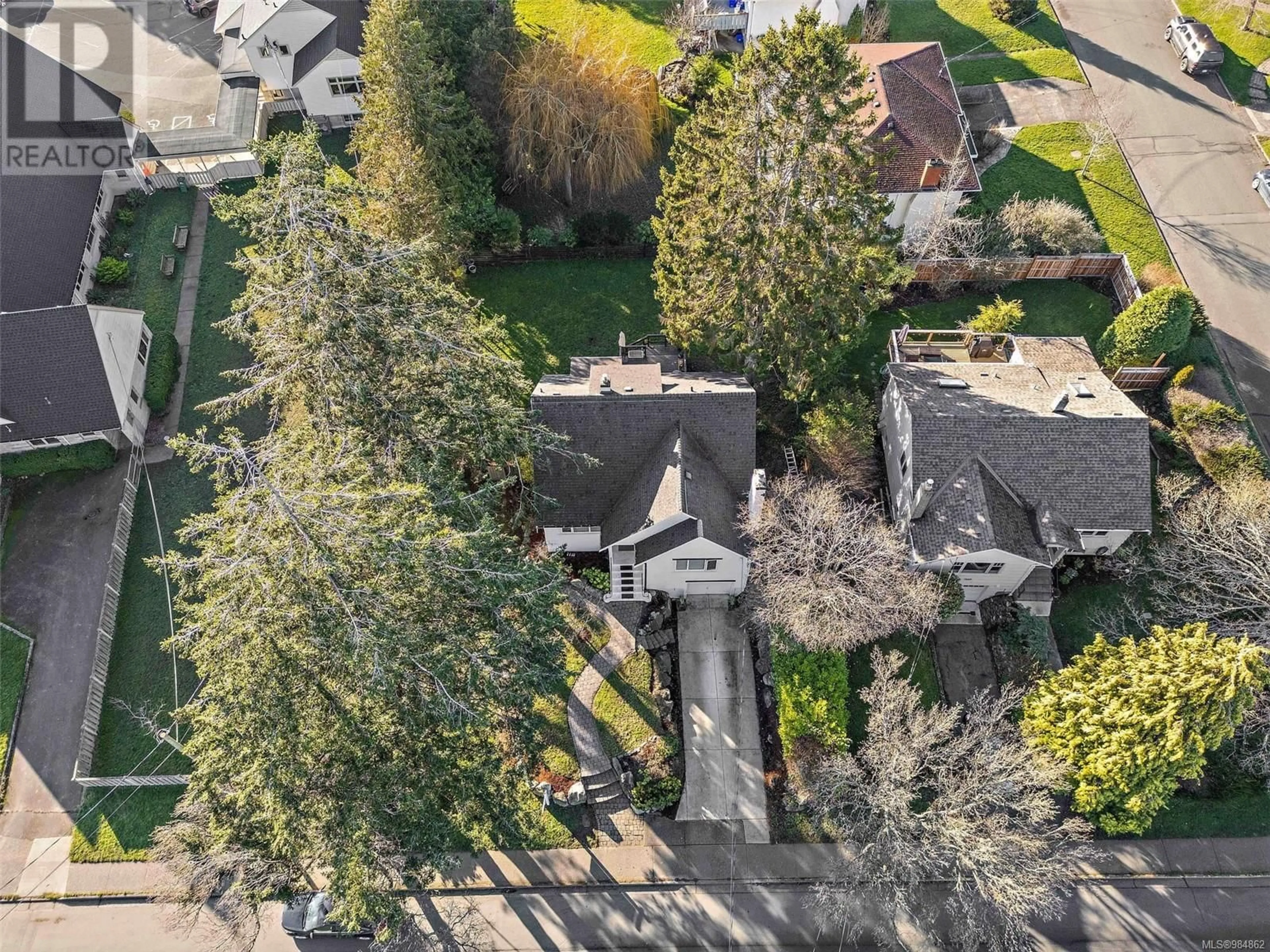 A pic from outside/outdoor area/front of a property/back of a property/a pic from drone, street for 658 Richmond Ave, Victoria British Columbia V8S3Y7