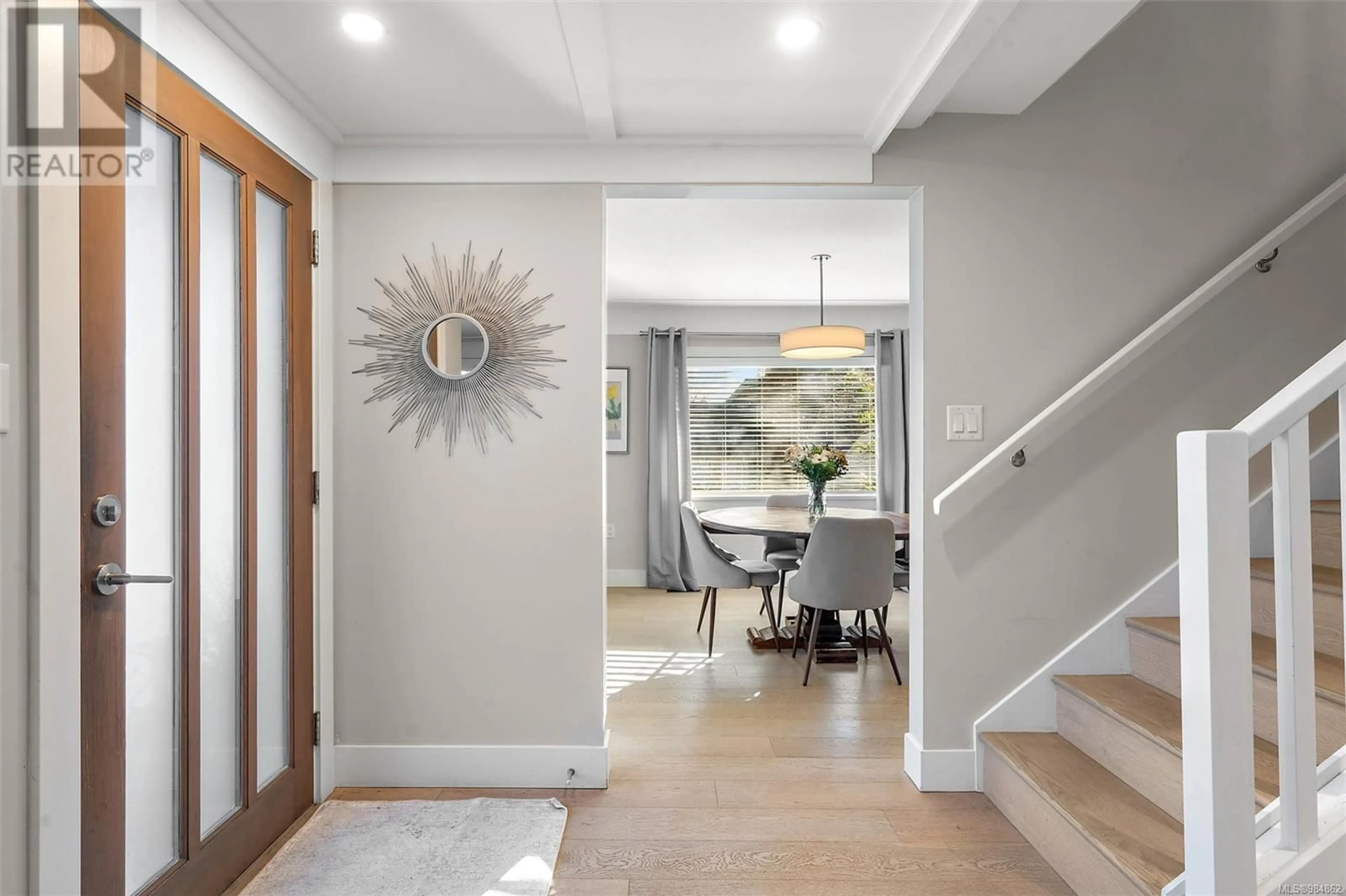 Indoor entryway for 658 Richmond Ave, Victoria British Columbia V8S3Y7