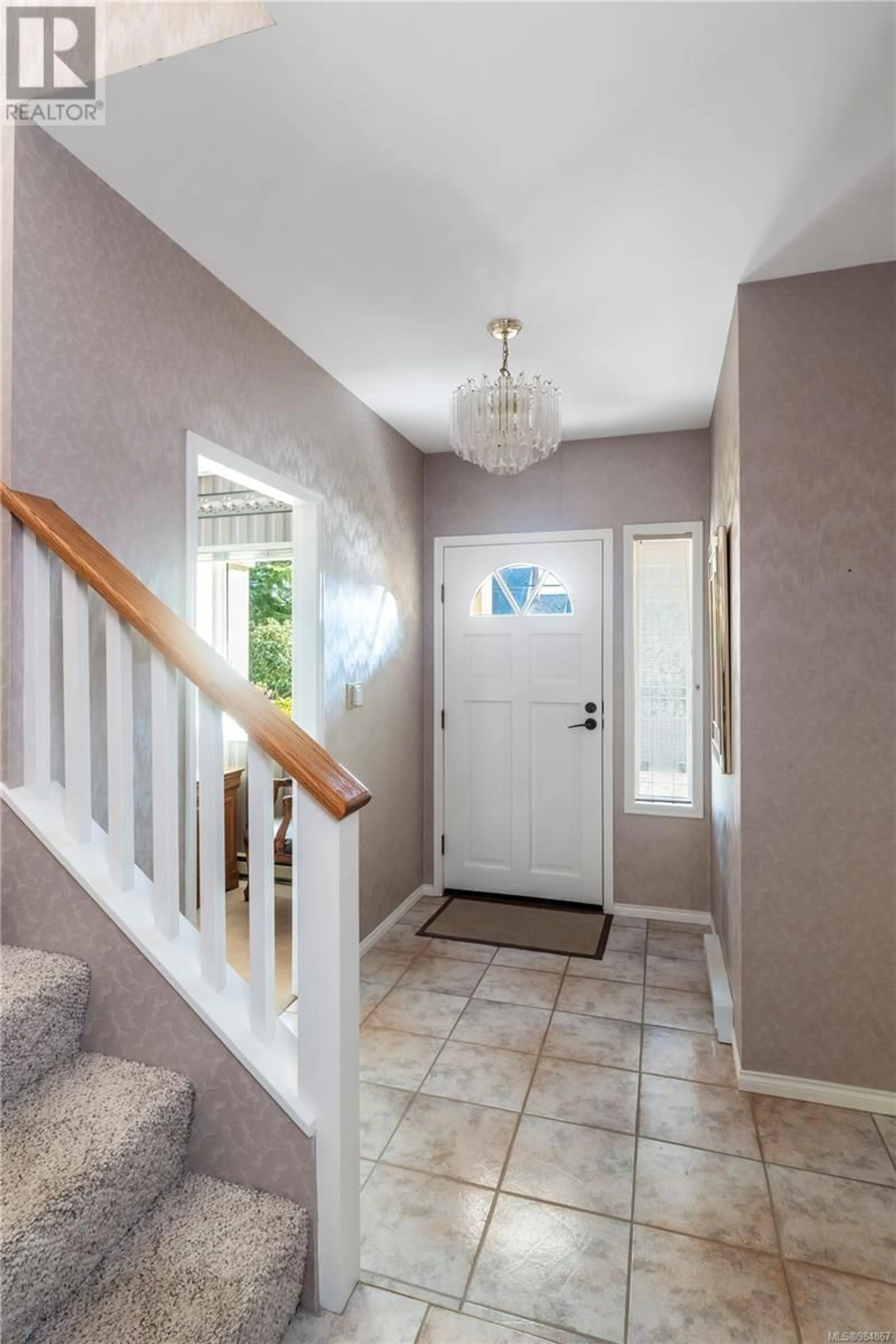 Indoor entryway for 1568 Rockland Ave, Victoria British Columbia V8S1W5