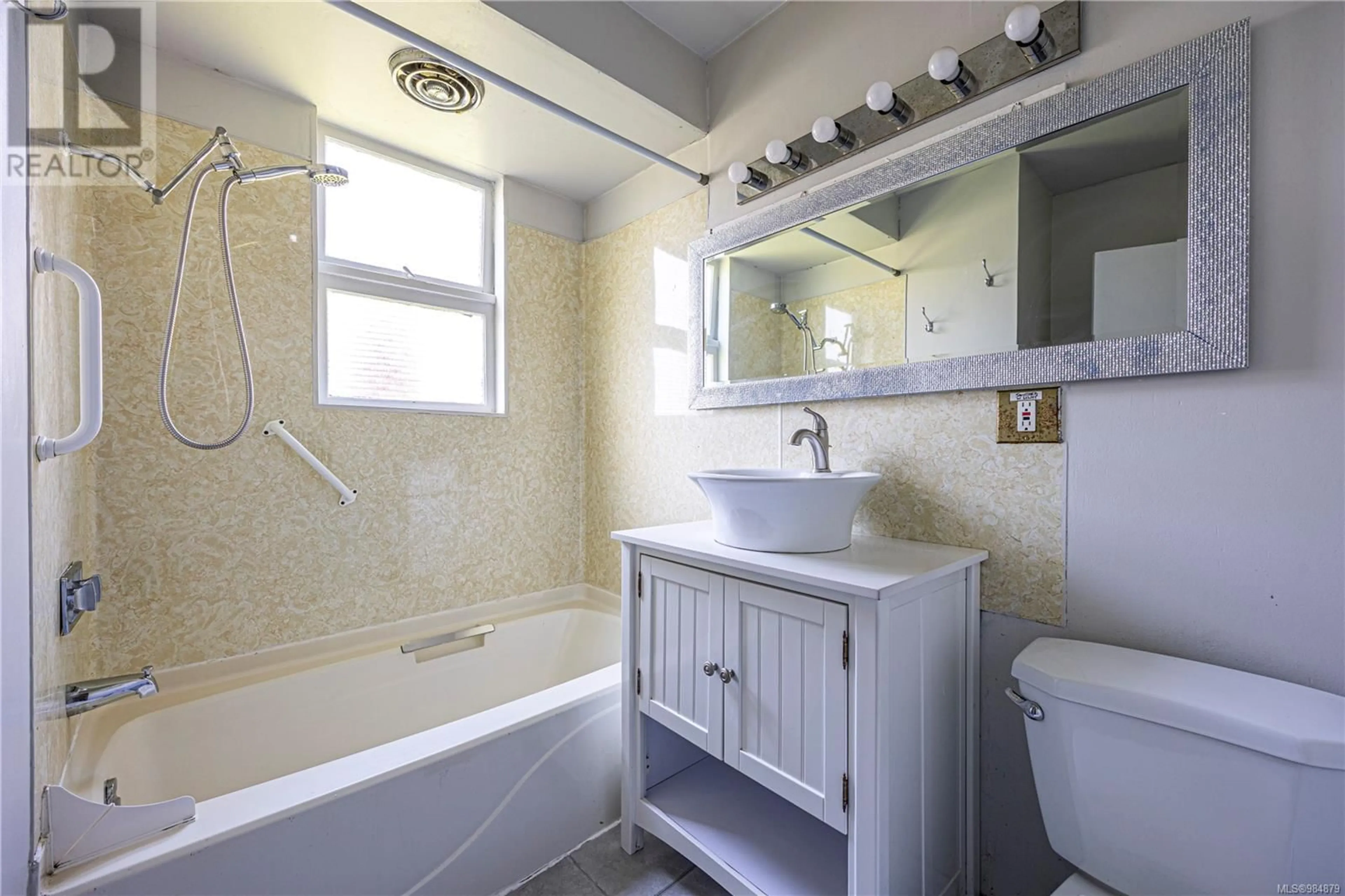 Standard bathroom, ceramic/tile floor for 1019/1023 DUFFERIN CRESCENT, Nanaimo British Columbia V9S2B5