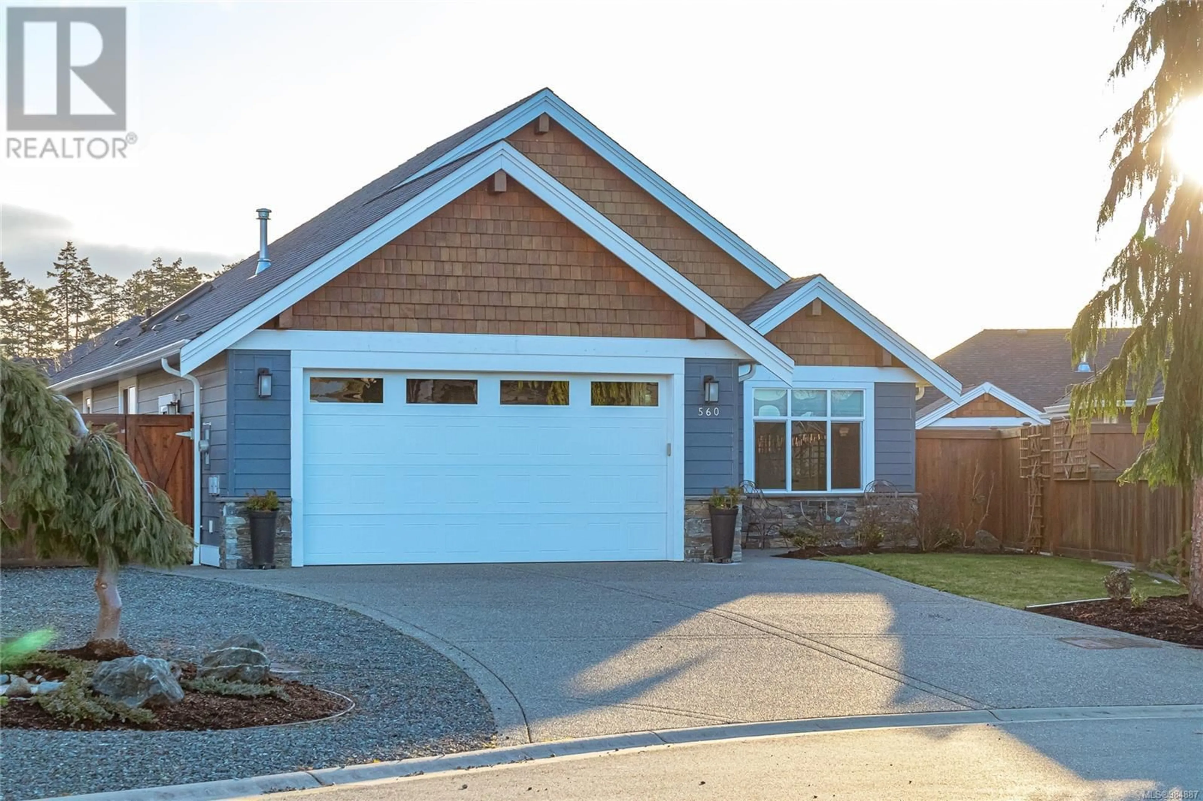 Home with vinyl exterior material, street for 560 RIDGEFIELD Dr, Parksville British Columbia V9P0C3