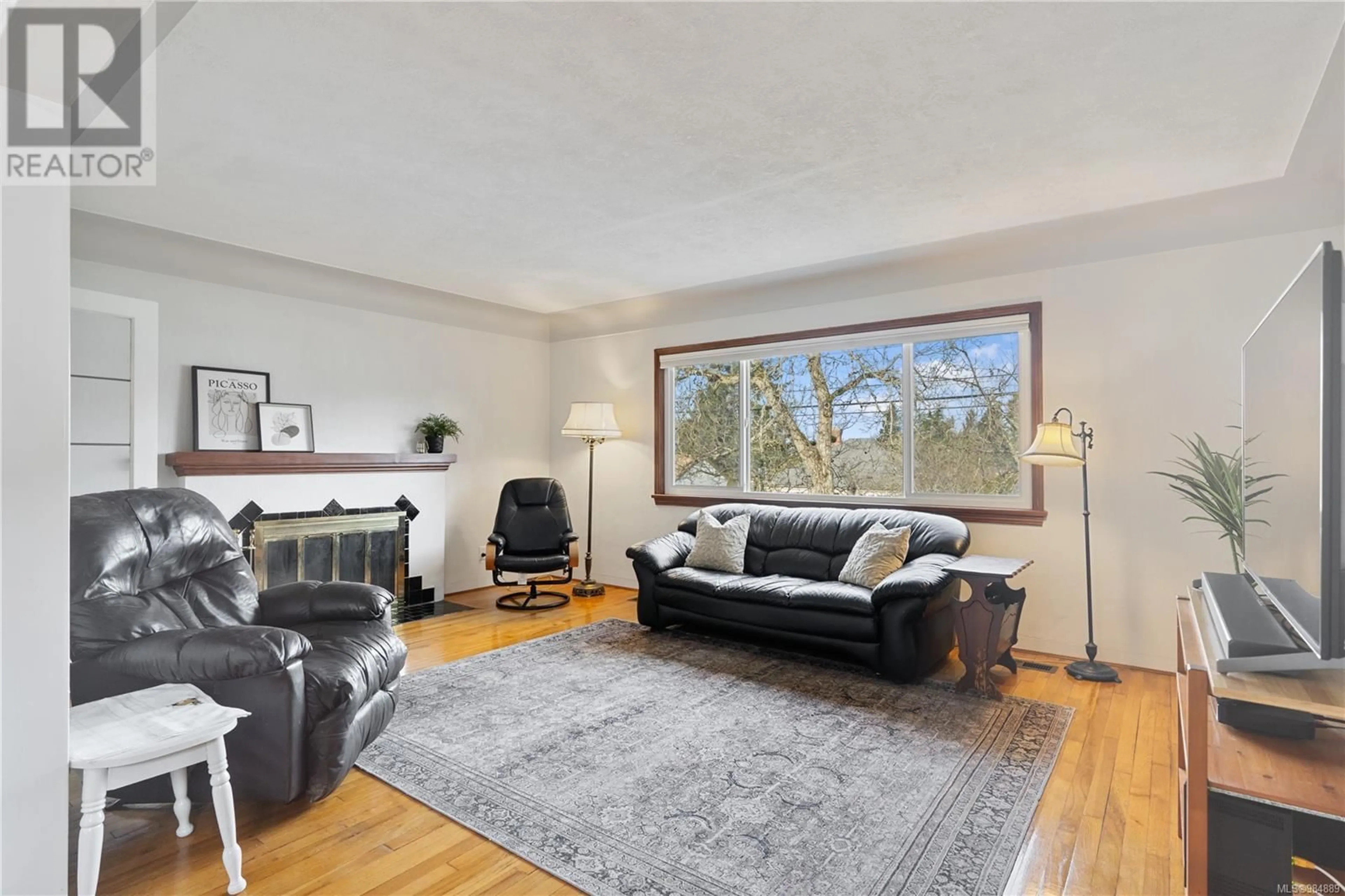 Living room with furniture, wood/laminate floor for 1175 Palmer Rd, Saanich British Columbia V8P2H5