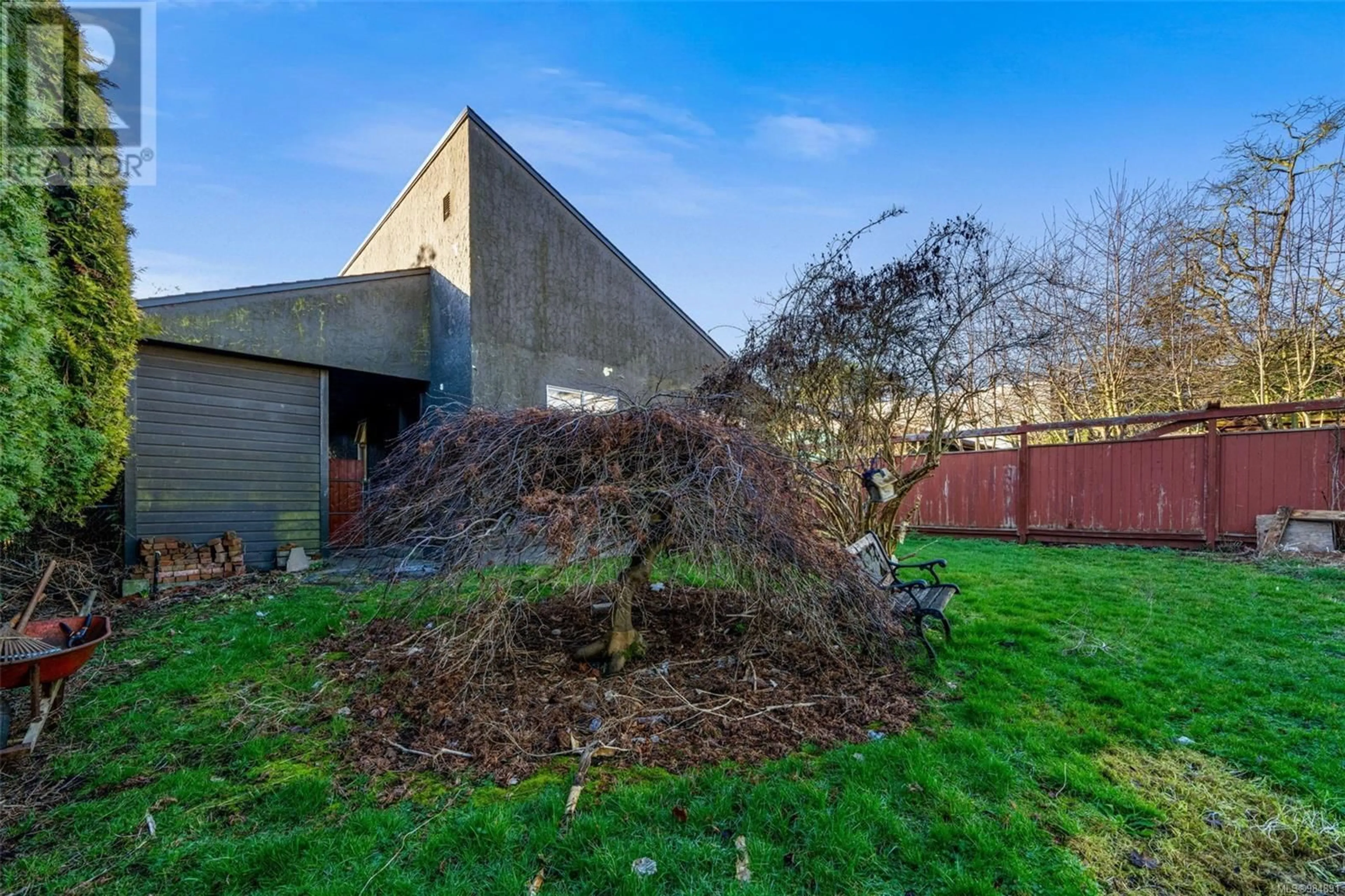 A pic from outside/outdoor area/front of a property/back of a property/a pic from drone, building for 307 Henry St, Victoria British Columbia V9A3J1