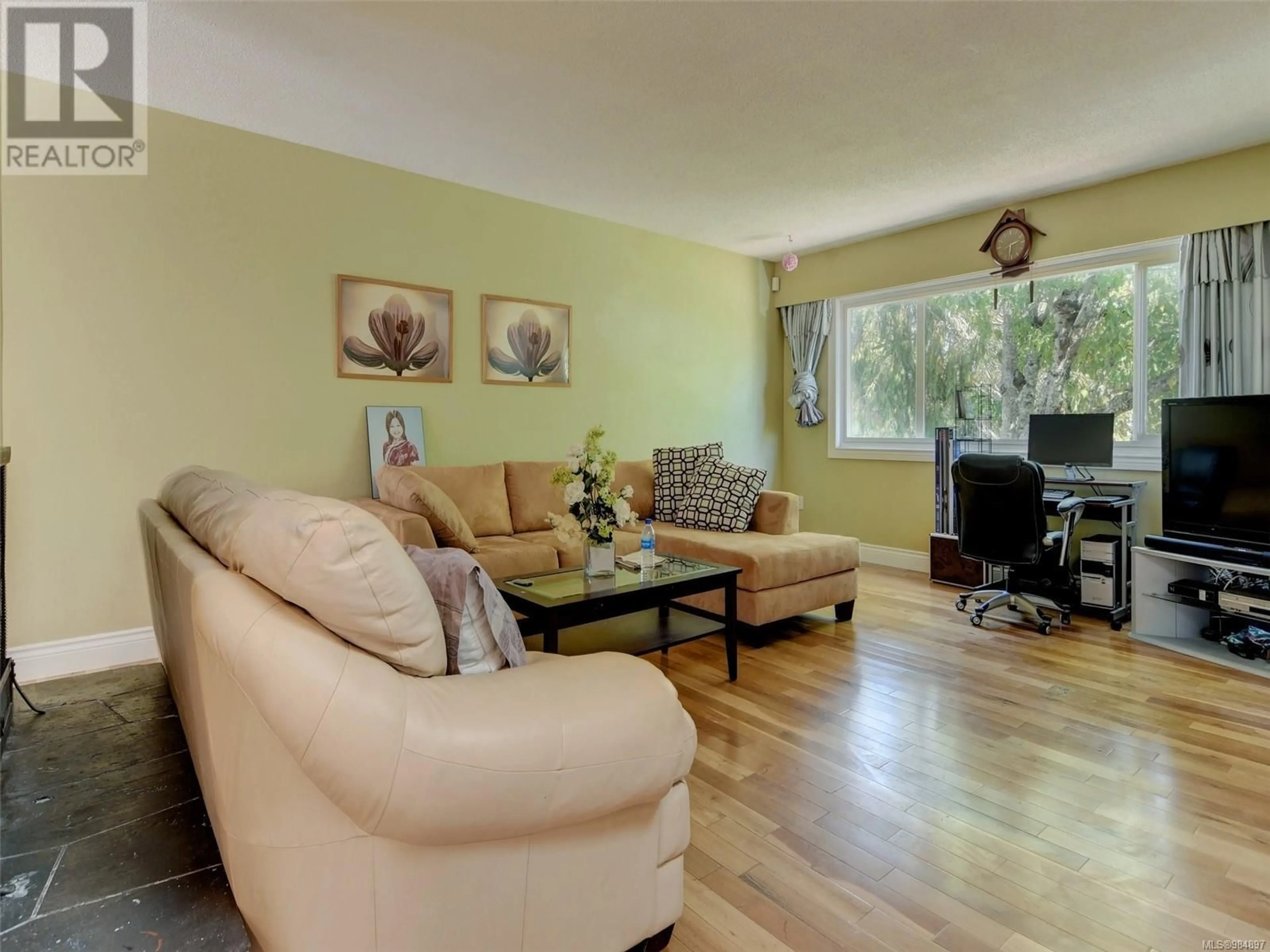 Living room with furniture, wood/laminate floor for 4378 Shelbourne St, Saanich British Columbia V8N3G3