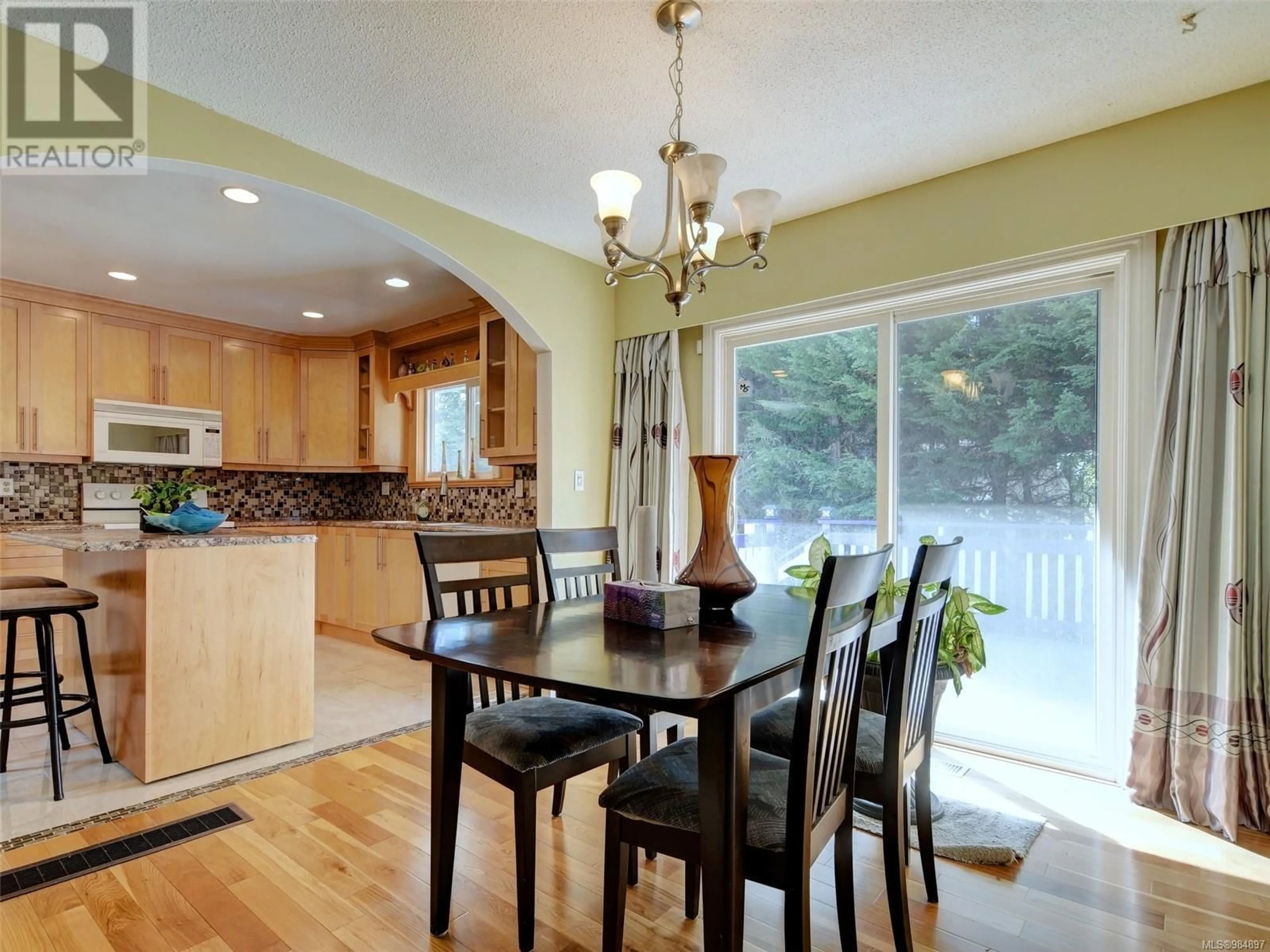 Dining room, wood/laminate floor for 4378 Shelbourne St, Saanich British Columbia V8N3G3