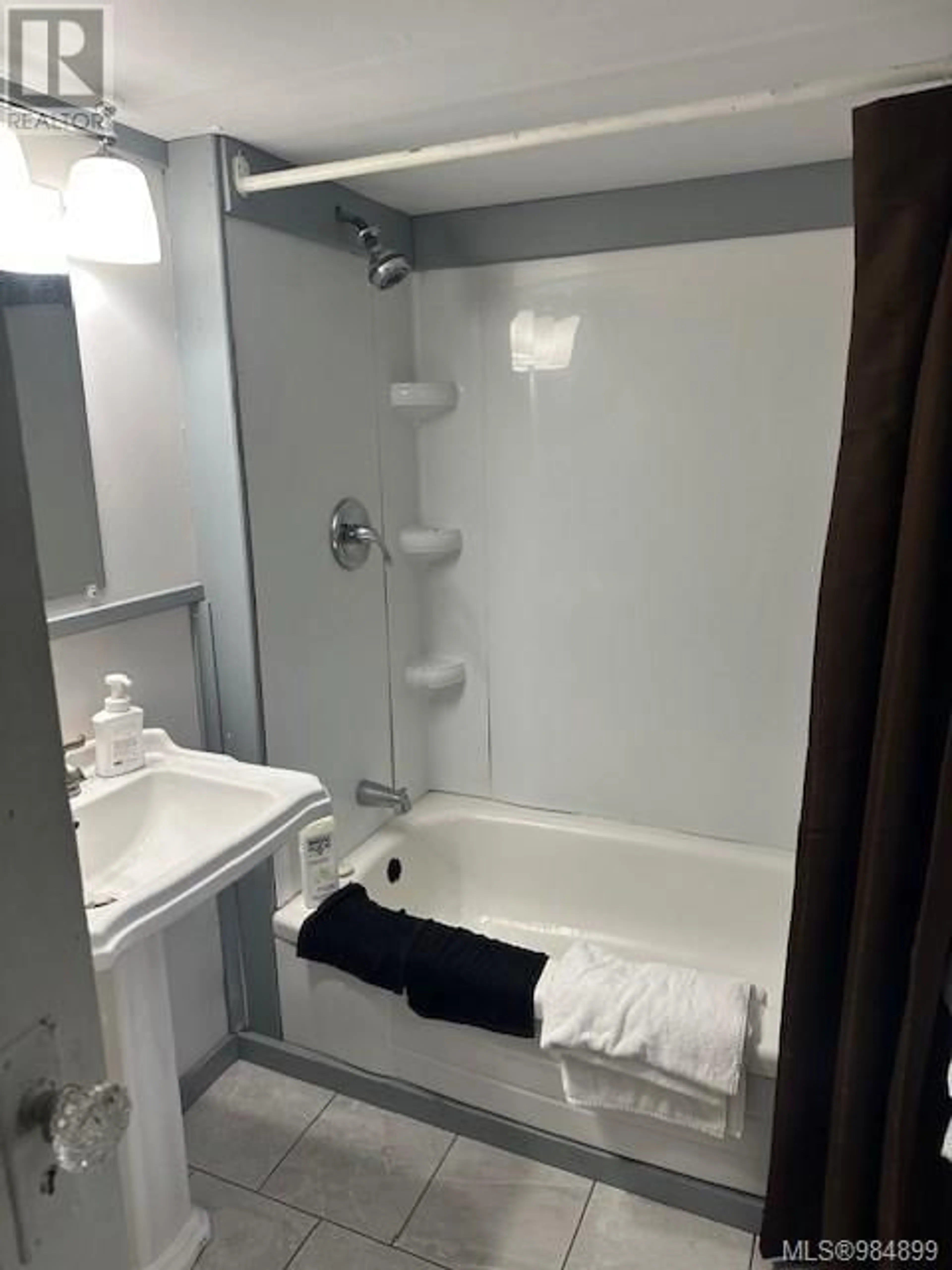 Standard bathroom, unknown for 608 HAREWOOD ROAD, Nanaimo British Columbia V9R2Z7