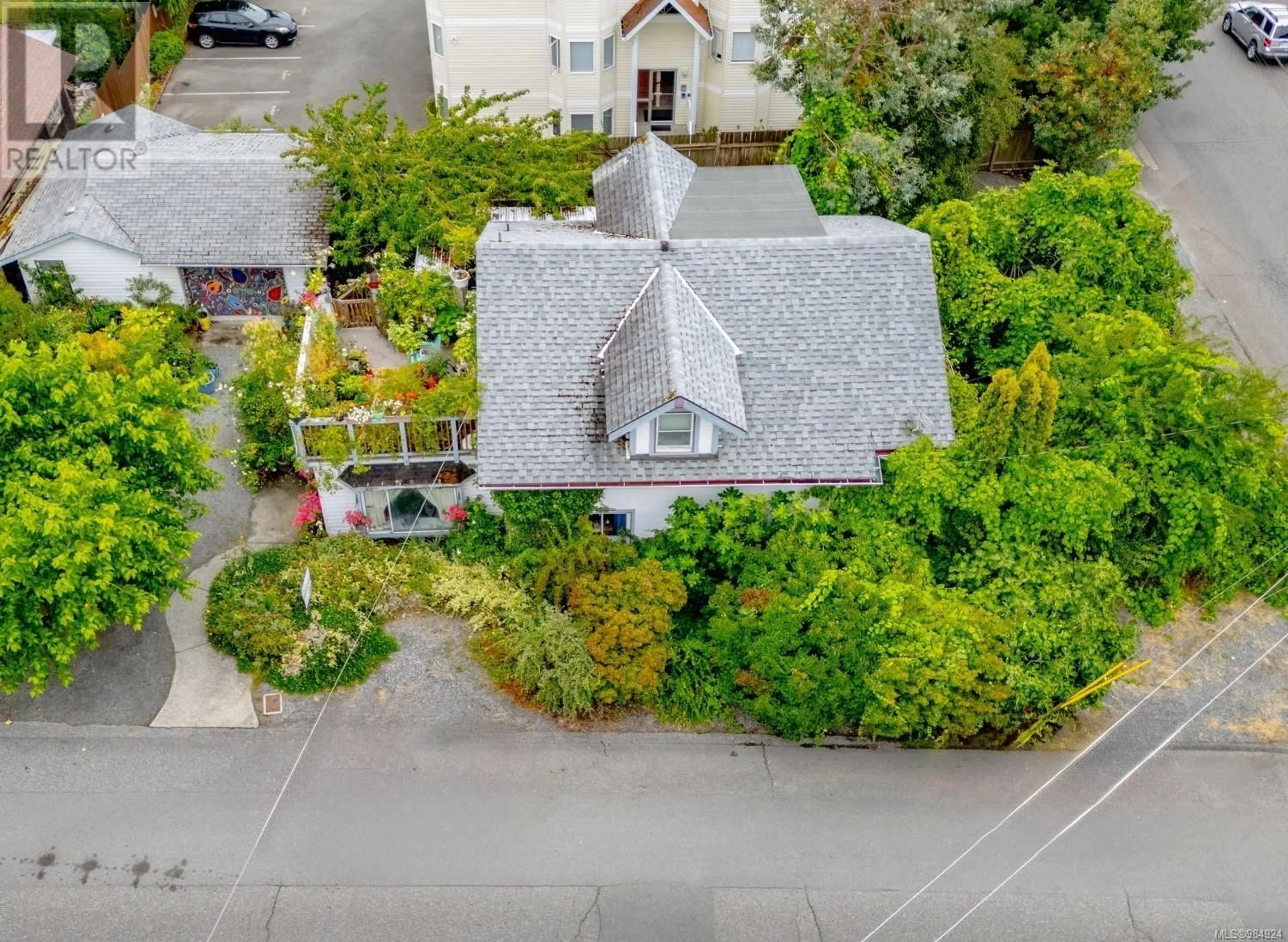 A pic from outside/outdoor area/front of a property/back of a property/a pic from drone, street for 410 Rosehill St, Nanaimo British Columbia V9S1E5