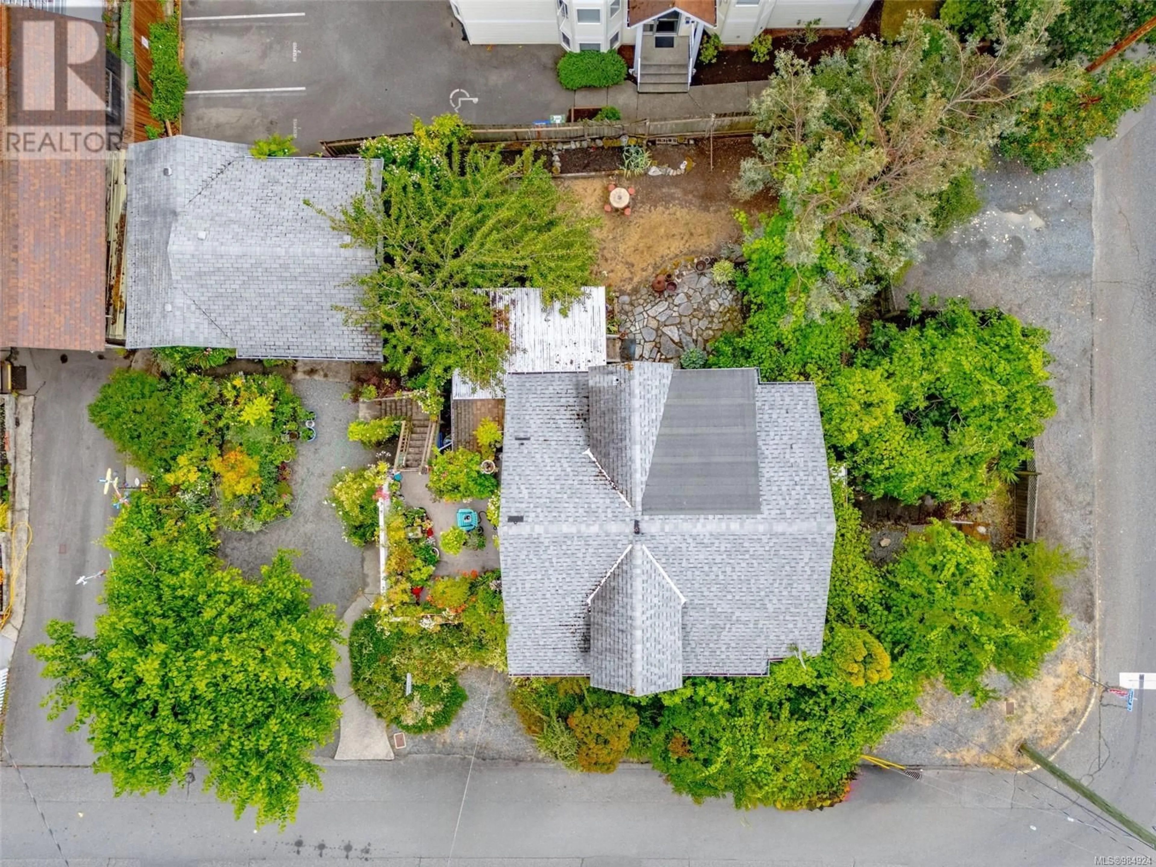 A pic from outside/outdoor area/front of a property/back of a property/a pic from drone, street for 410 Rosehill St, Nanaimo British Columbia V9S1E5