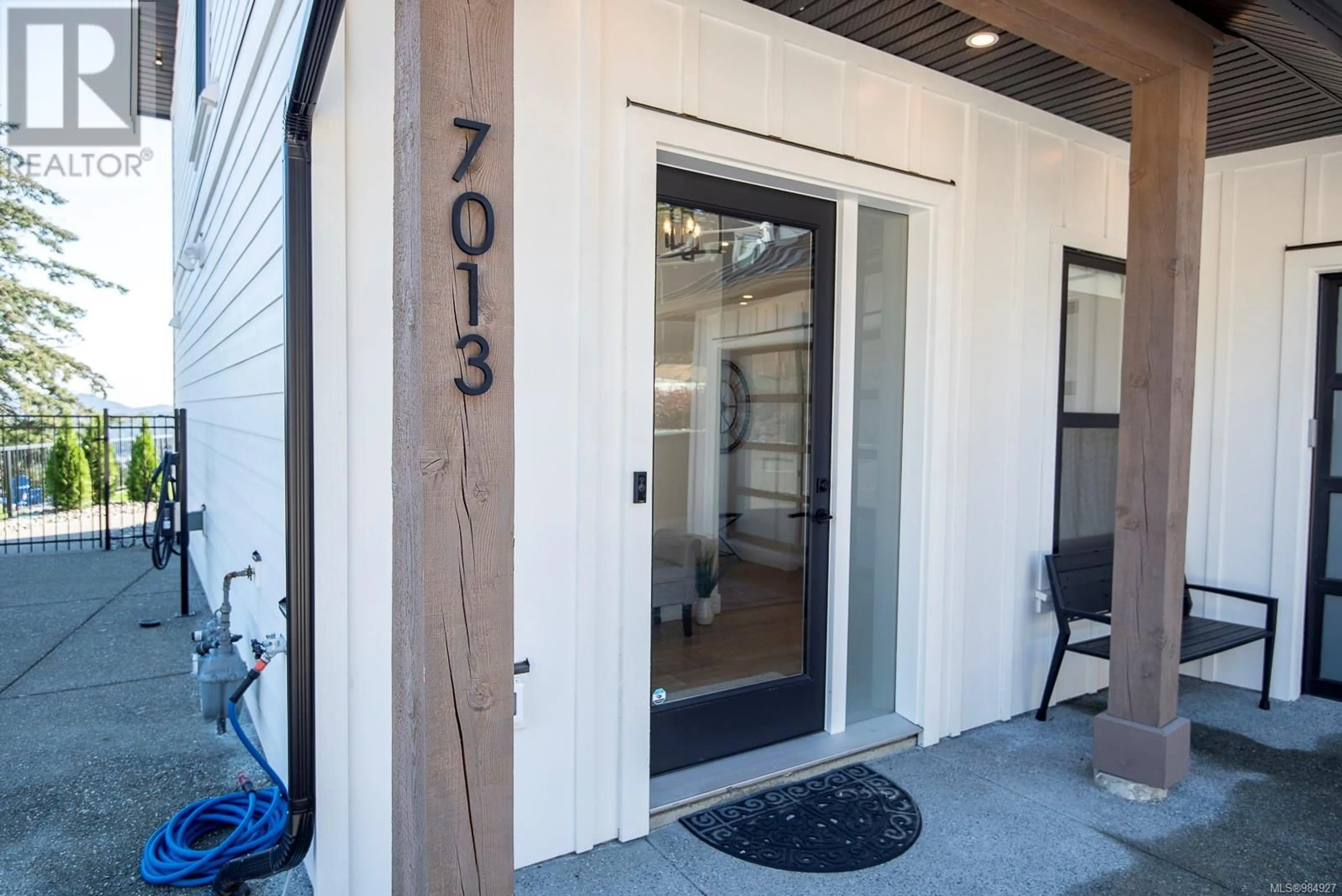 Indoor entryway for 7013 Clarkson Pl, Sooke British Columbia V9Z1M4