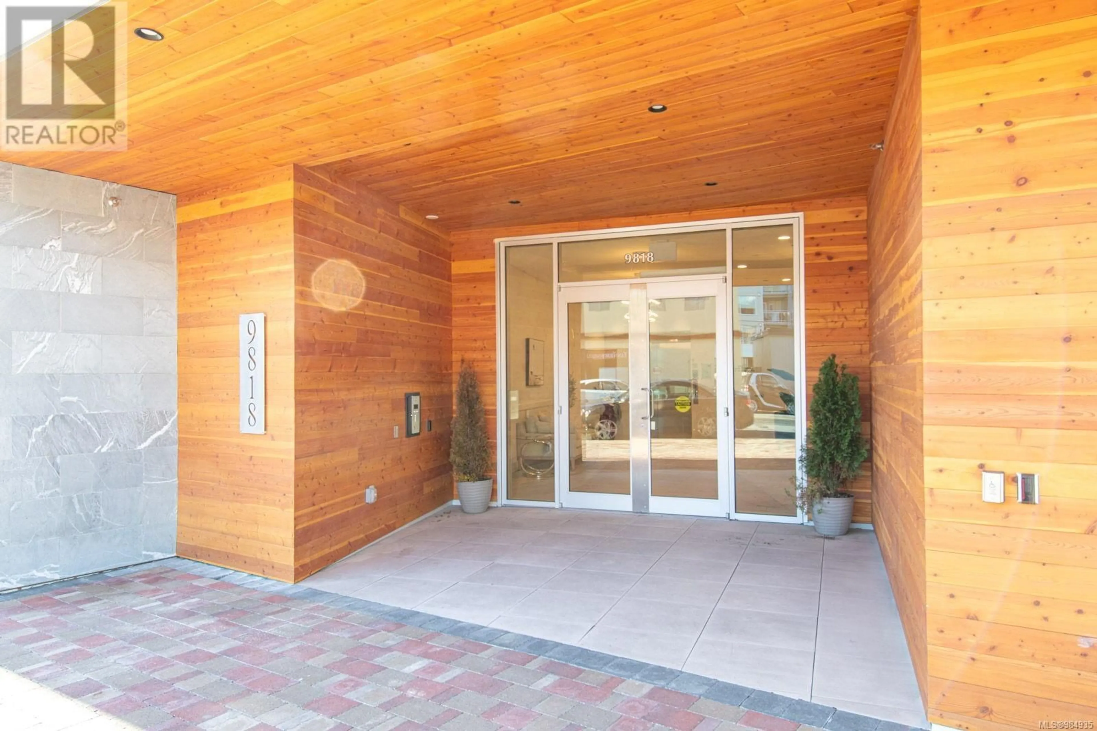 Indoor foyer for 305 9818 Fourth St, Sidney British Columbia V8L1X4