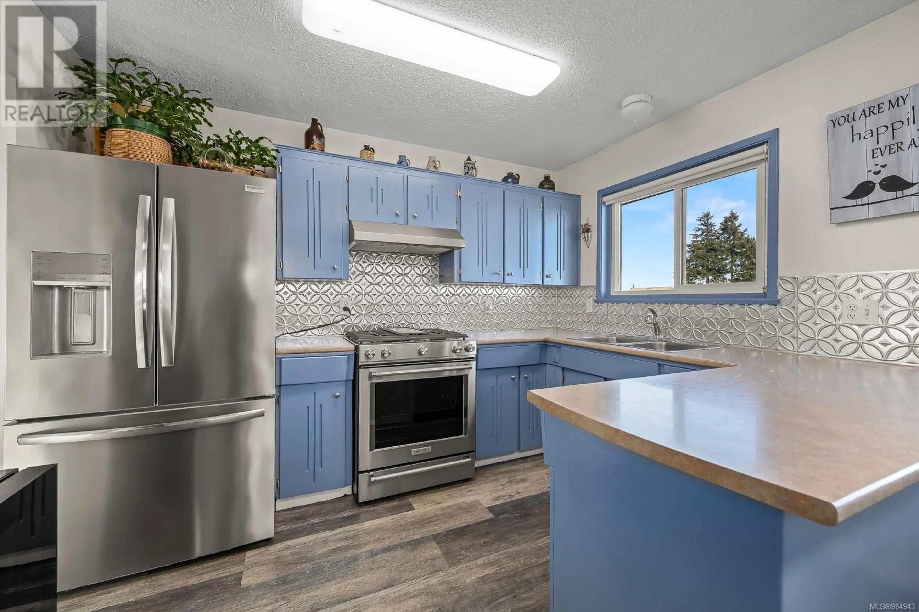 Open concept kitchen, unknown for 533 Birch St S, Campbell River British Columbia V9W6A7